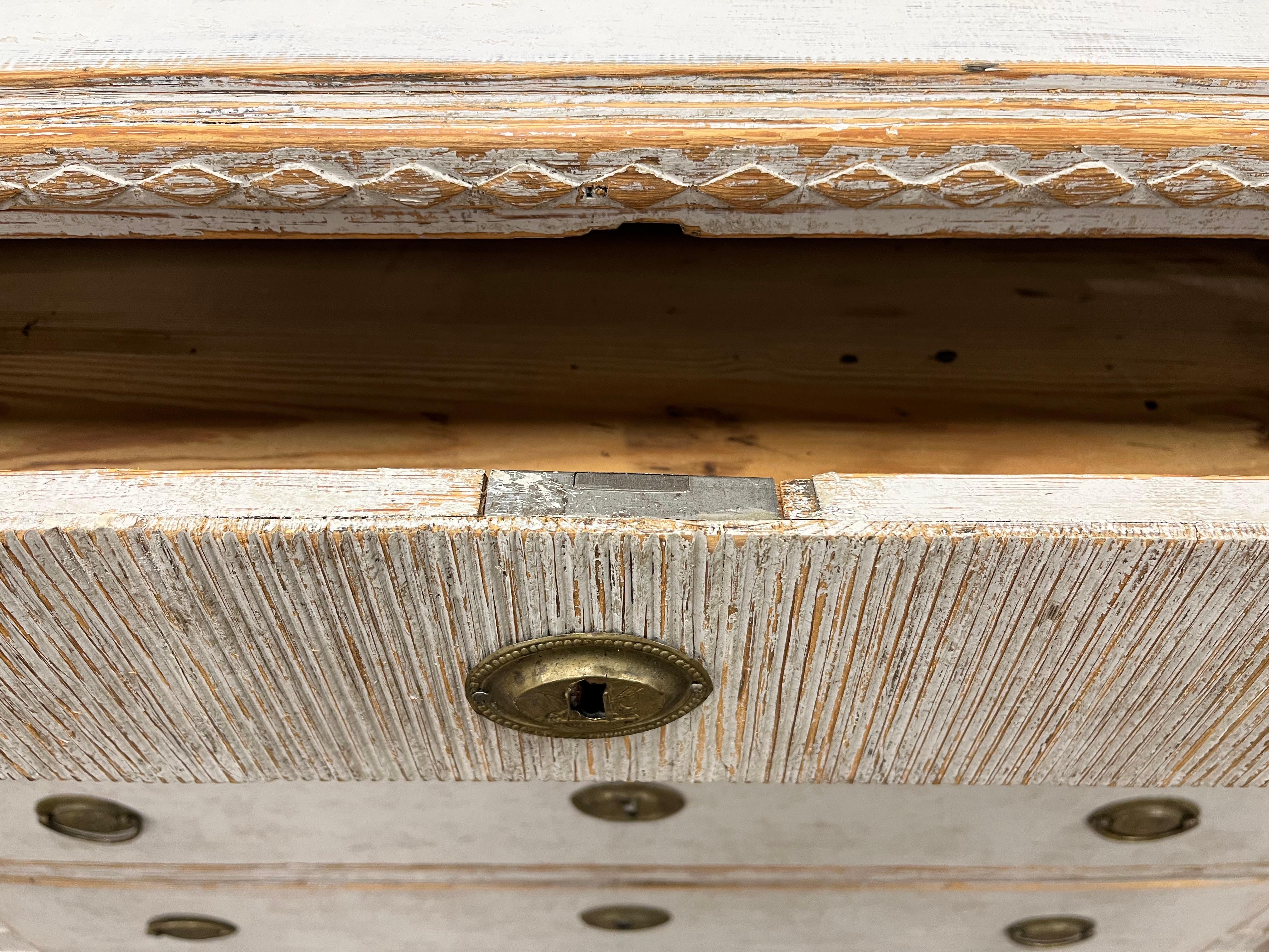 19th Century Swedish Late Gustavian Chest of Drawers In Good Condition For Sale In Huntington, NY