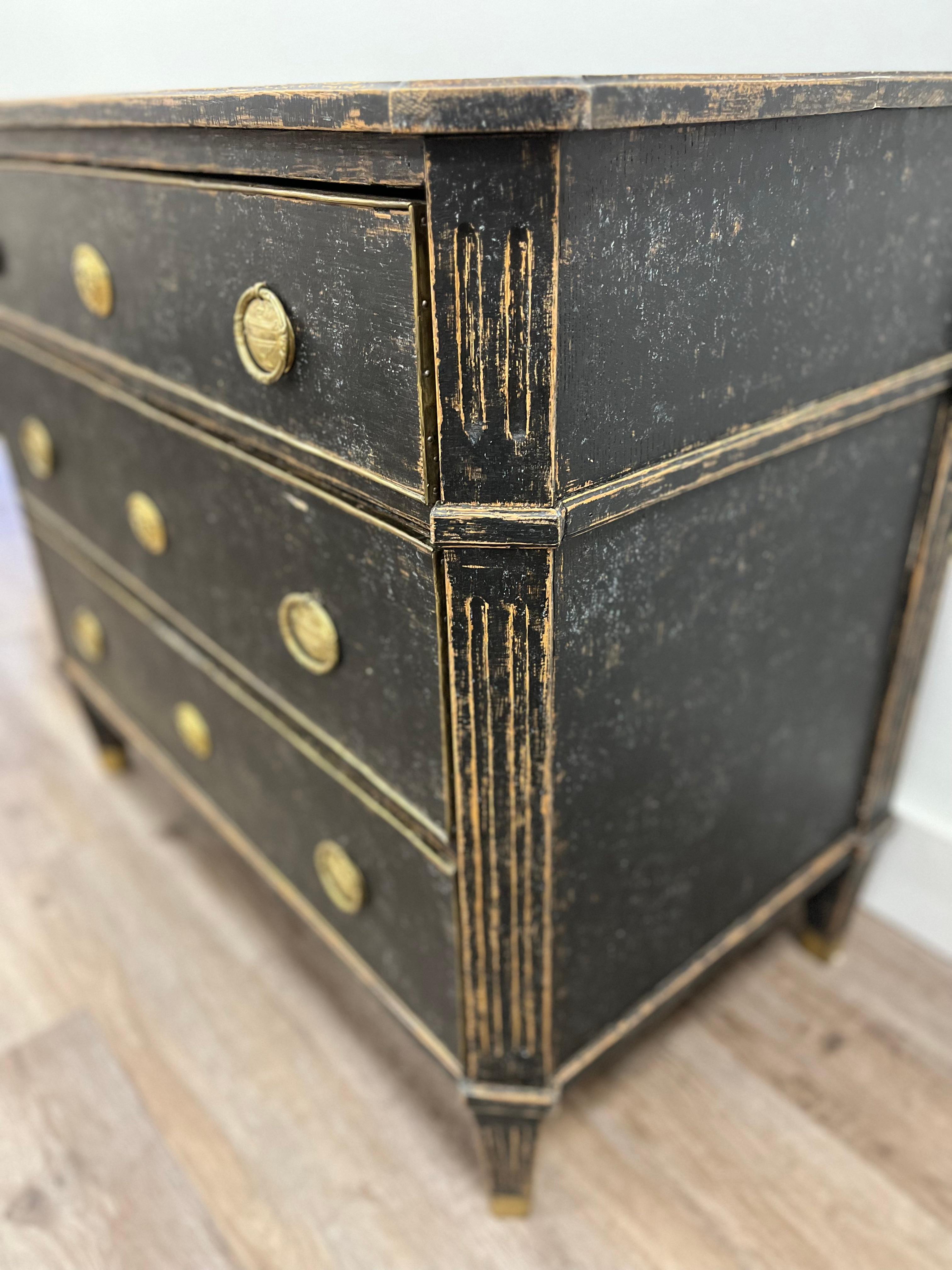 19th Century Swedish Late Gustavian Commode In Good Condition For Sale In Huntington, NY
