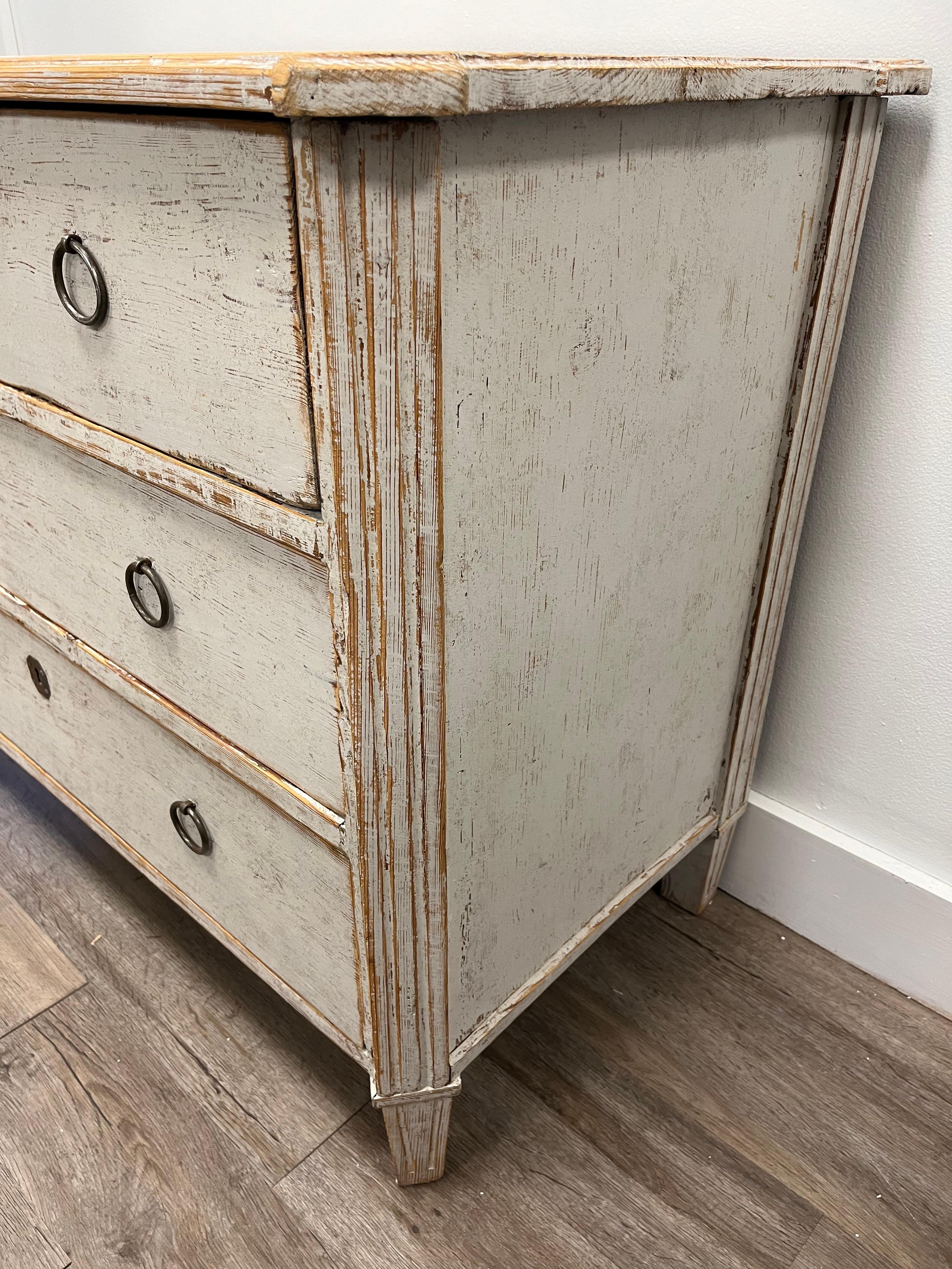 19th Century Swedish Late Gustavian Commode In Good Condition For Sale In Huntington, NY