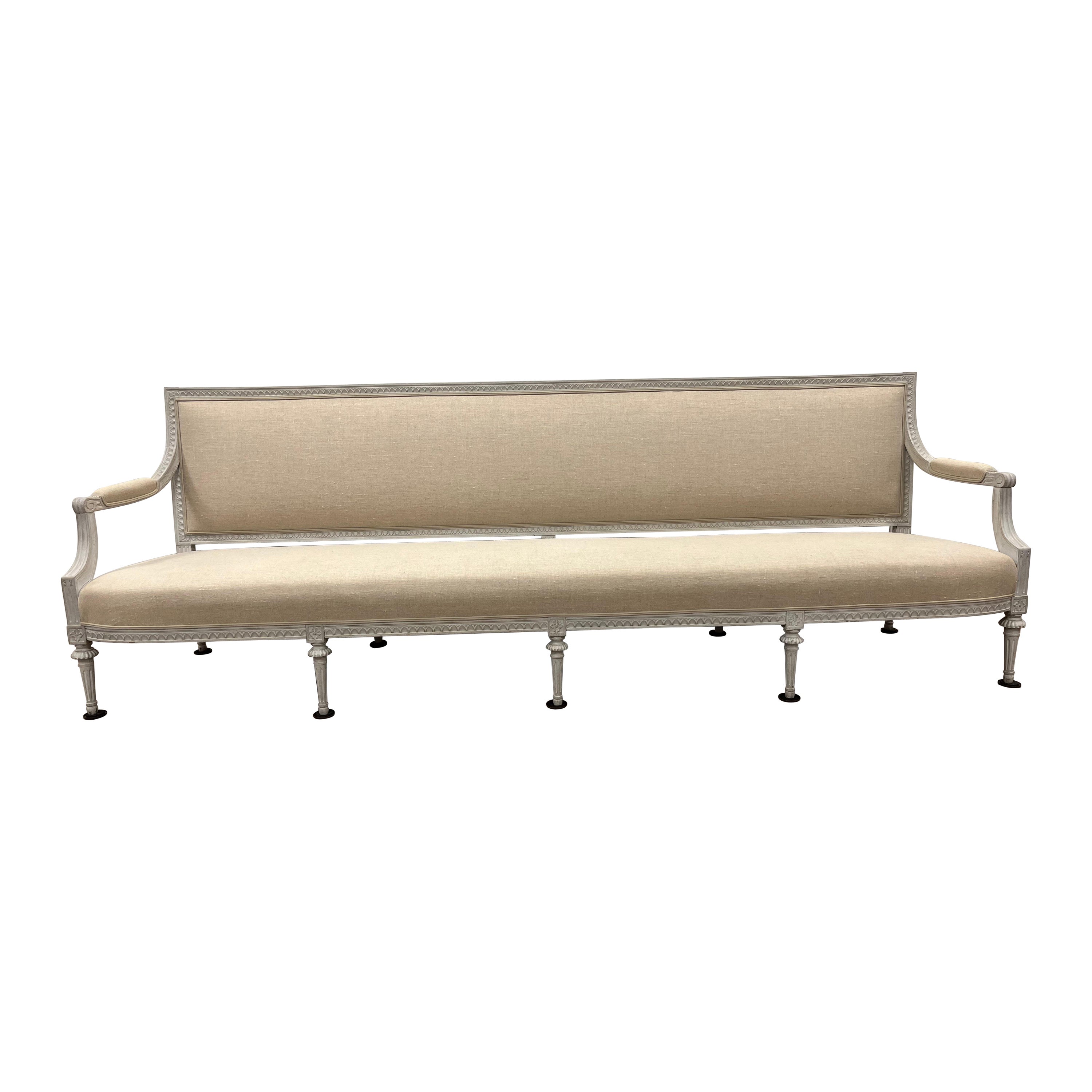 Un grand canapé suédois de la fin de la période gustavienne, fabriqué à Stockholm par le maître fabricant de meubles Ephraim Stahl (actif de 1794 à 1820). Signé ES sur une jambe arrière. Les cadres et les châssis sont décorés de feuilles dressées,