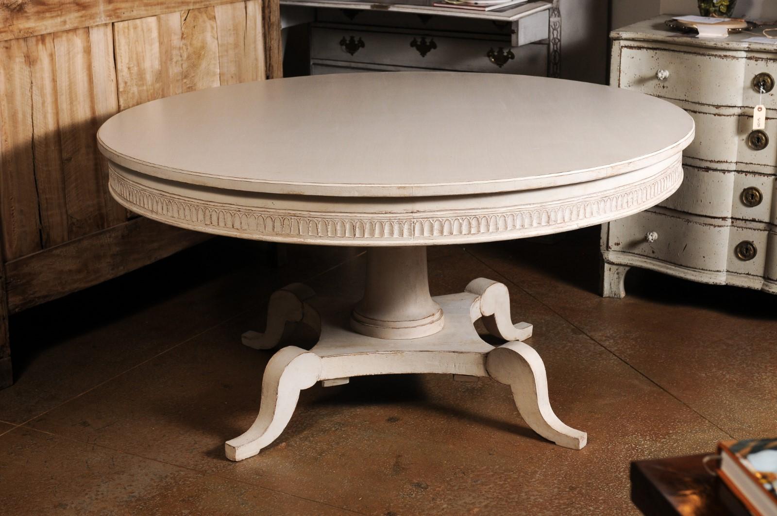 19th Century Swedish Light Gray Painted Round Top Pedestal Table on Carved Base For Sale 6