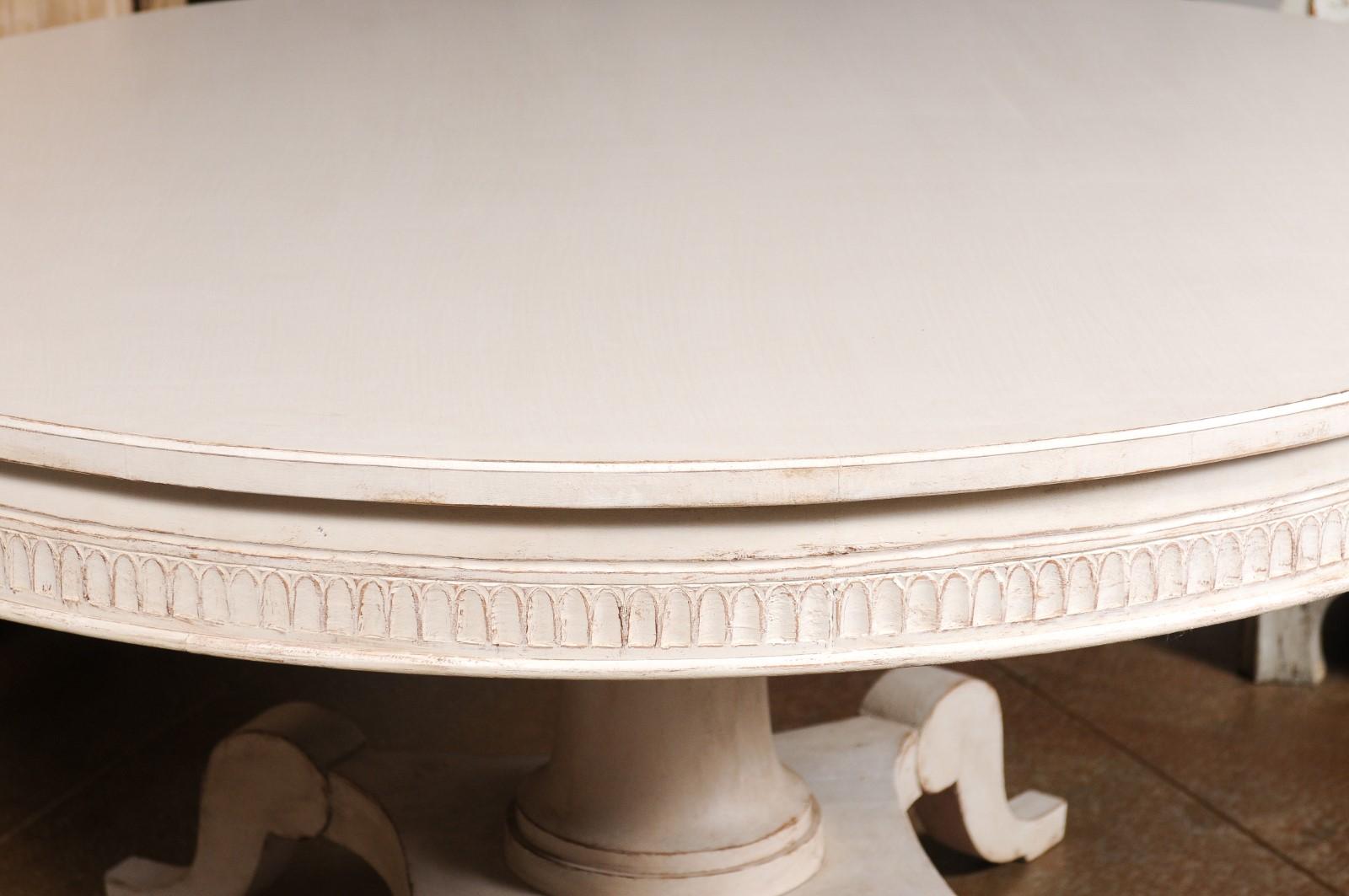 Schwedischer hellgrau gestrichener runder Pedestal-Tisch des 19. Jahrhunderts auf geschnitztem Sockel im Angebot 7