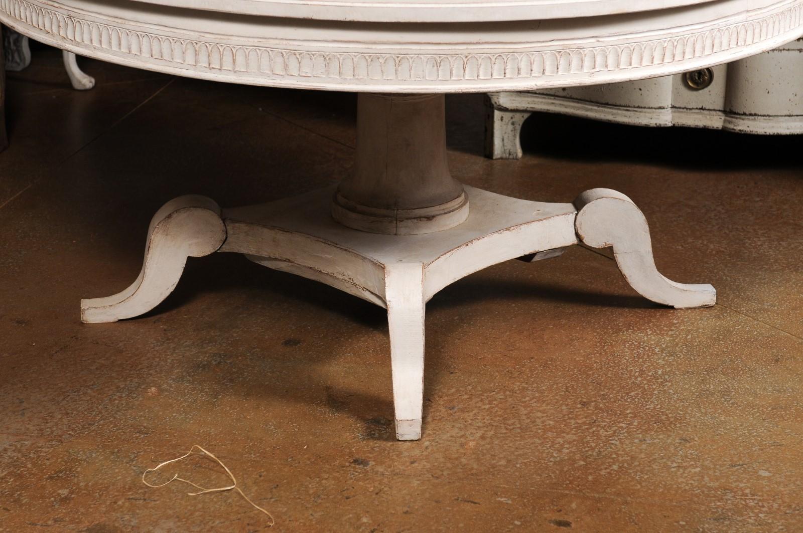 Schwedischer hellgrau gestrichener runder Pedestal-Tisch des 19. Jahrhunderts auf geschnitztem Sockel im Zustand „Gut“ im Angebot in Atlanta, GA