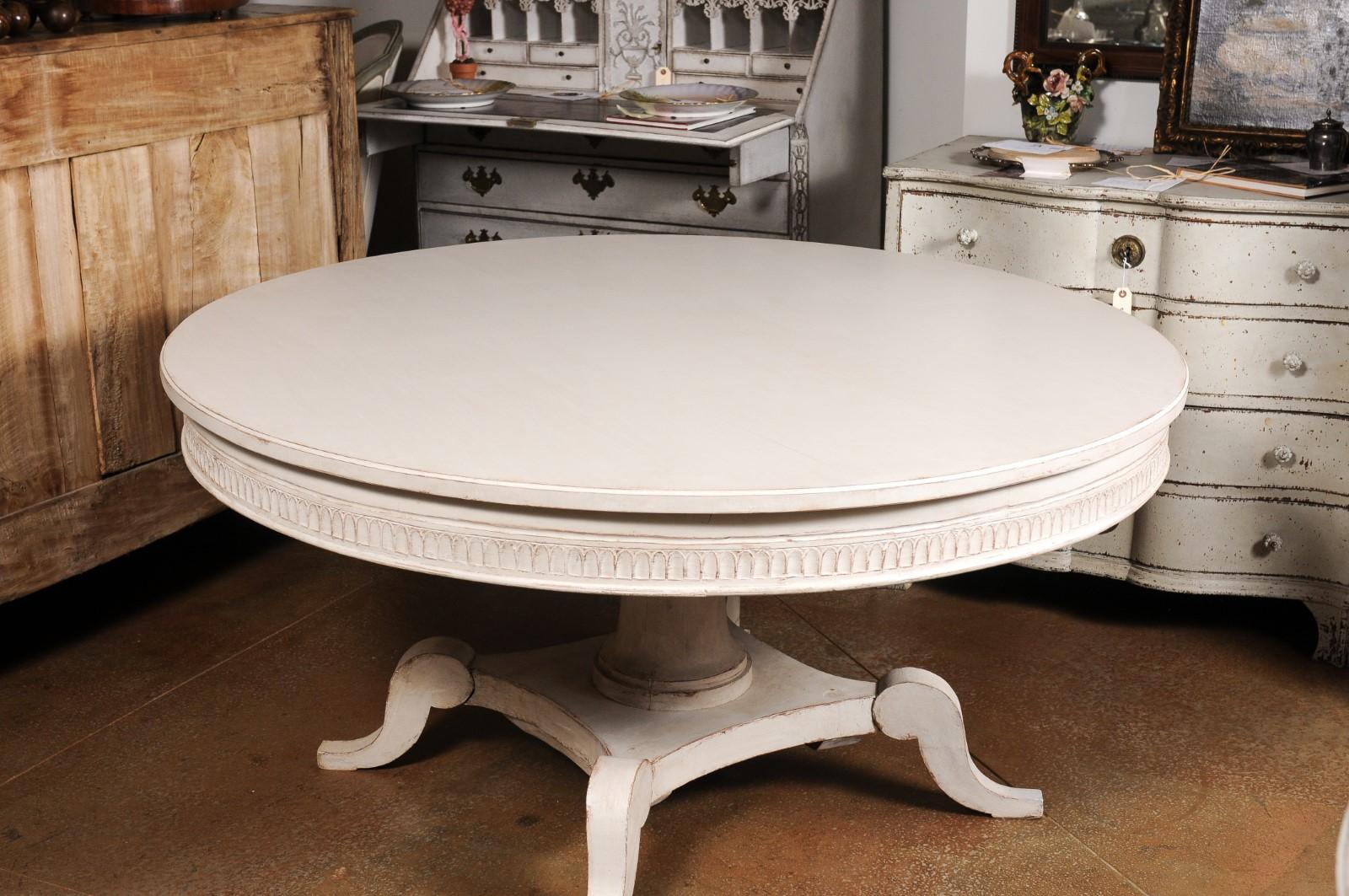 19th Century Swedish Light Gray Painted Round Top Pedestal Table on Carved Base For Sale 2