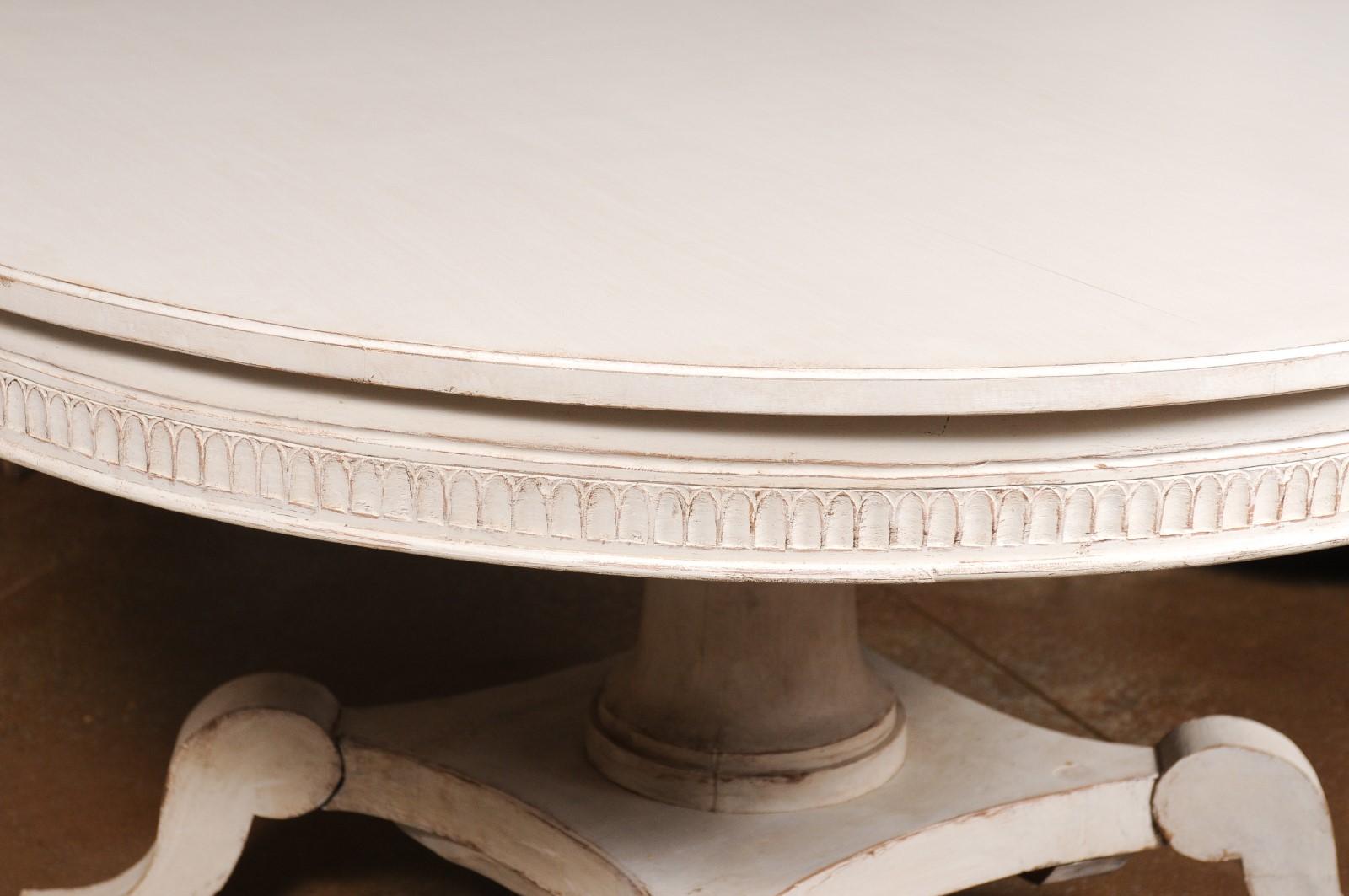 Schwedischer hellgrau gestrichener runder Pedestal-Tisch des 19. Jahrhunderts auf geschnitztem Sockel im Angebot 1