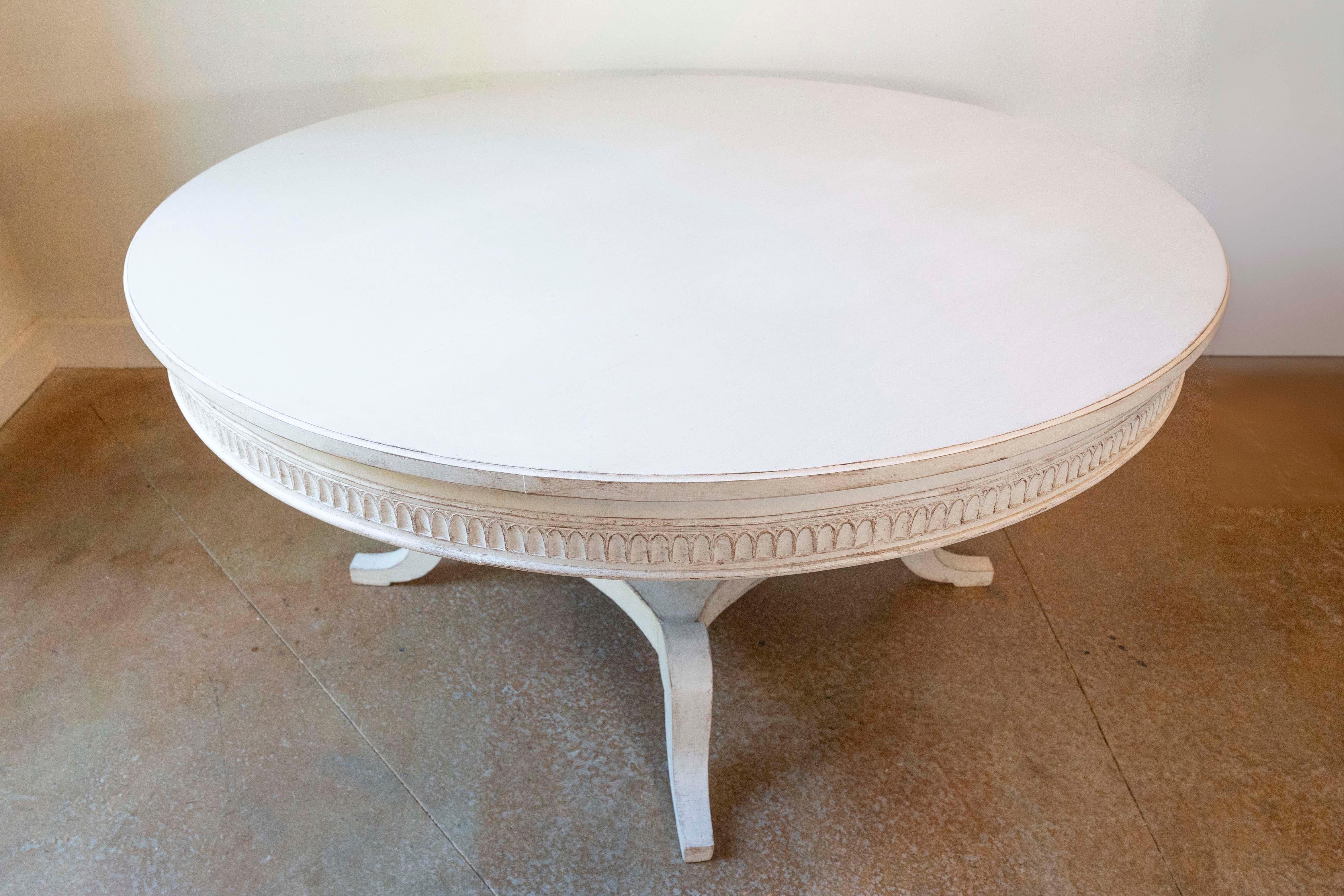 19th Century Swedish Light Gray Painted Round Top Pedestal Table on Carved Base 3