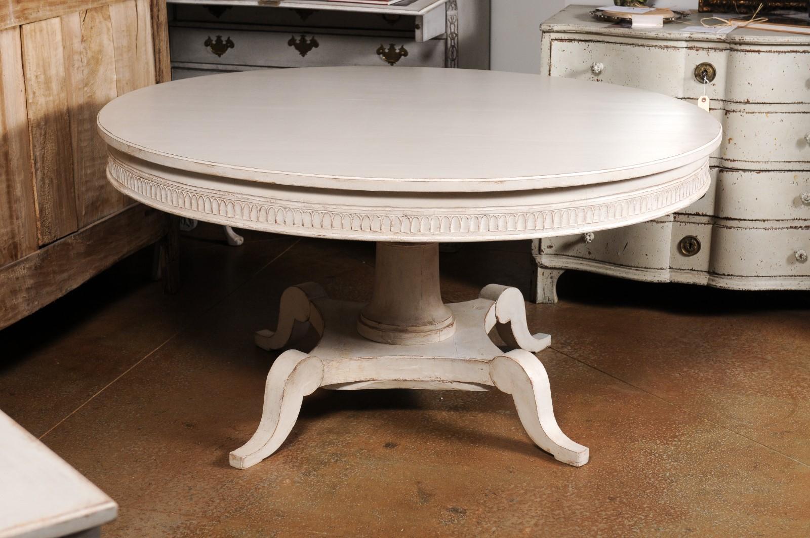 19th Century Swedish Light Gray Painted Round Top Pedestal Table on Carved Base For Sale 4