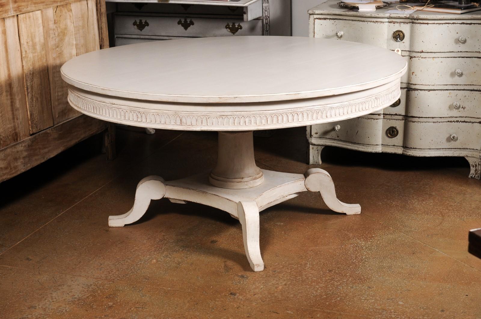 19th Century Swedish Light Gray Painted Round Top Pedestal Table on Carved Base For Sale 5