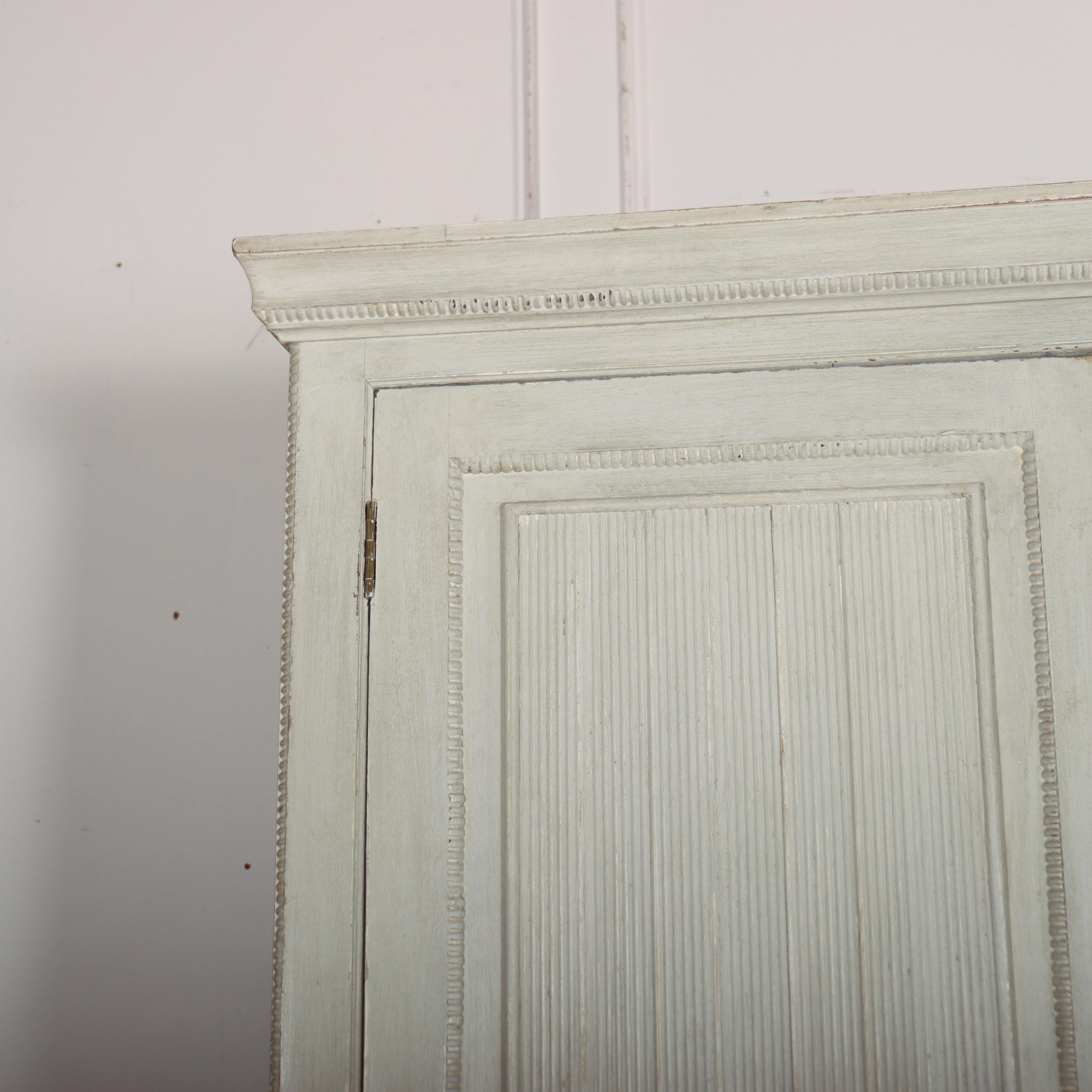 Interessanter zweitüriger schwedischer Wäscheschrank aus Kiefernholz aus dem 19. 1890. 

Interne Referenz: H

Code: 9140

Abmessungen:
B: 20,5