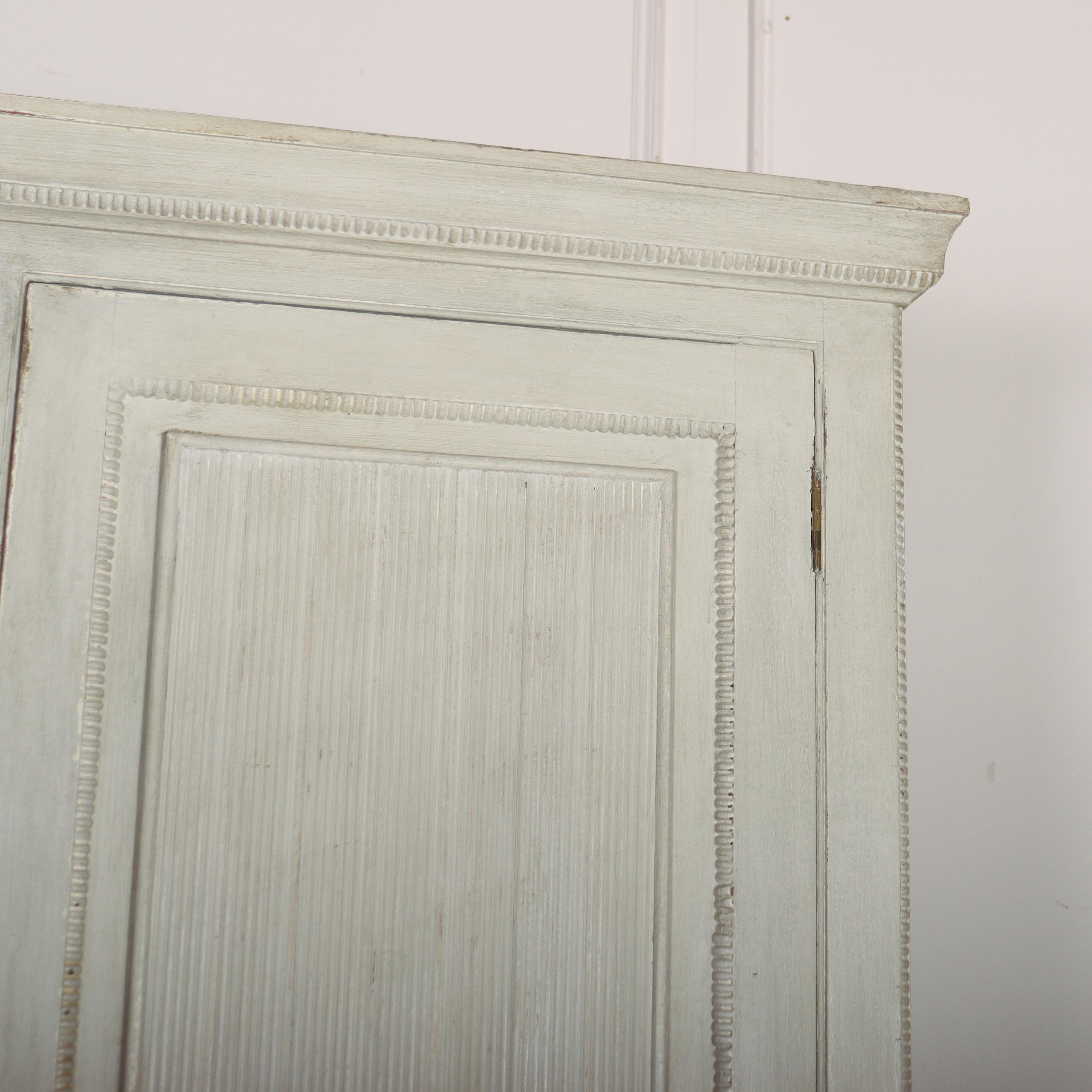 Schwedischer Wäscheschrank aus dem 19. (Gemalt) im Angebot