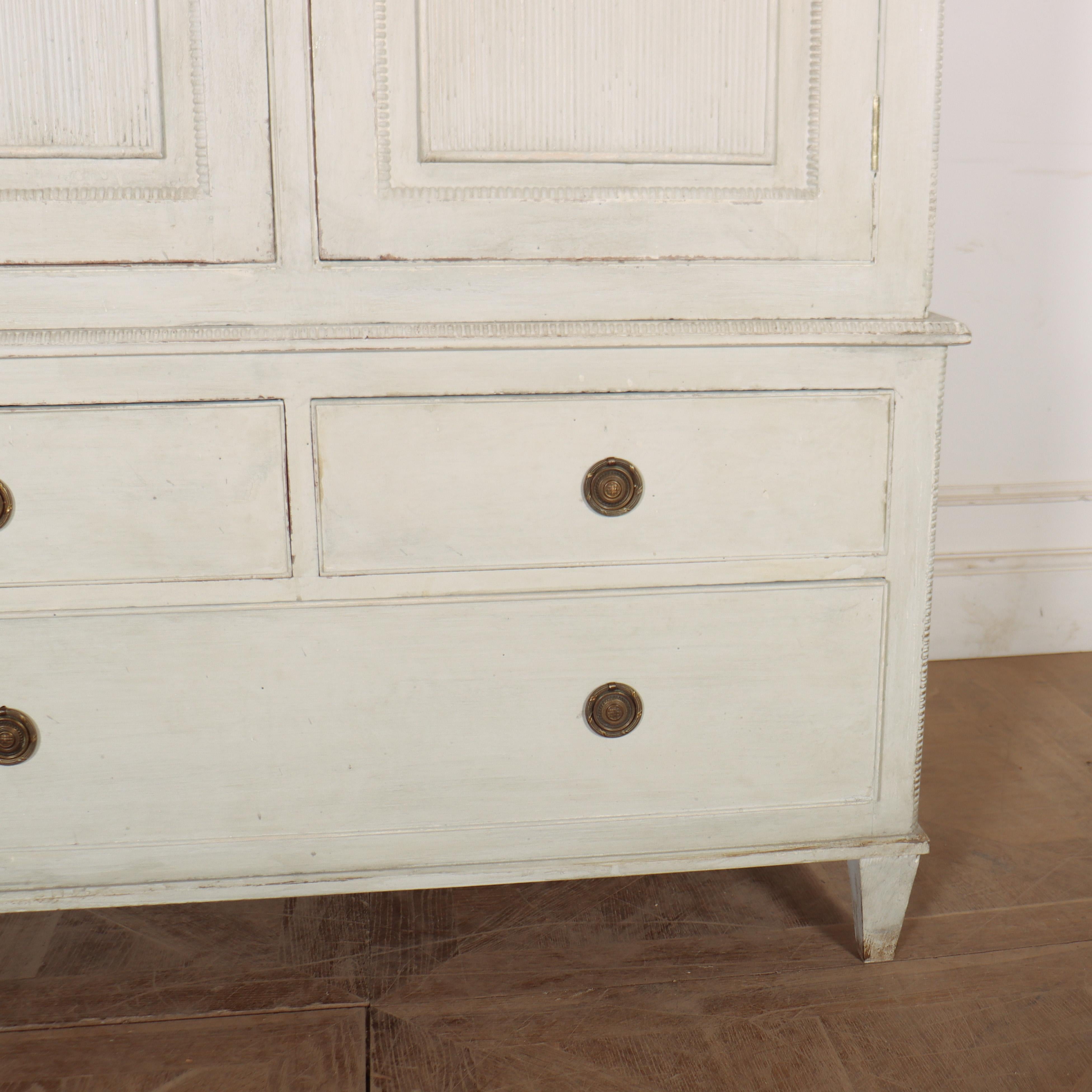 Schwedischer Wäscheschrank aus dem 19. (Kiefernholz) im Angebot