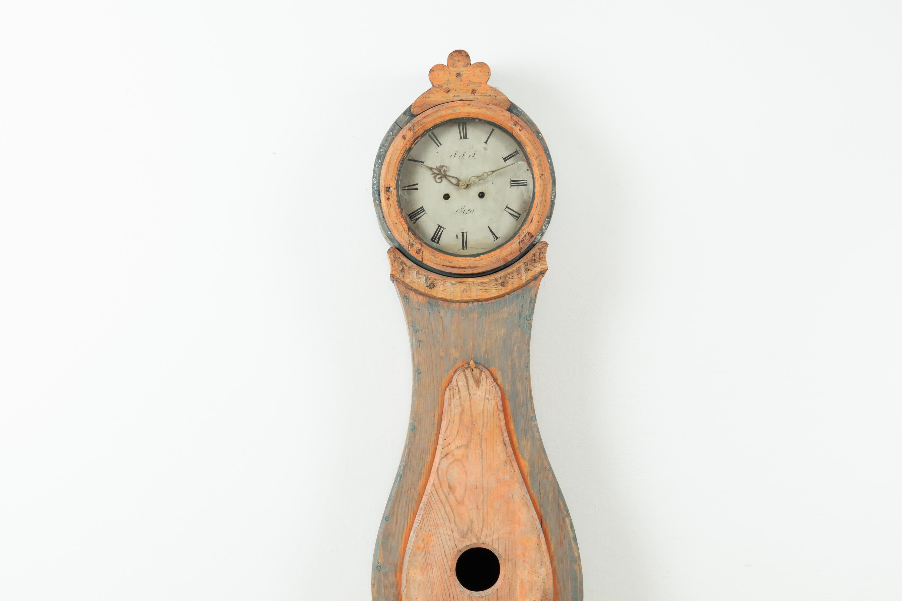 Langer Fall Uhr Form Nusnäs. Dieser Uhrentyp wird oft als Nusnäs-Uhr bezeichnet, nach der Gemeinde Nusnäs in der schwedischen Provinz Dalarna, wo sie hergestellt wurden. Die Uhren zeichnen sich durch ihre glatte Front und ihre vom Rokoko