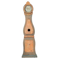 Antiguo reloj sueco de caja larga de estilo rococó con mecanismo de relojería original