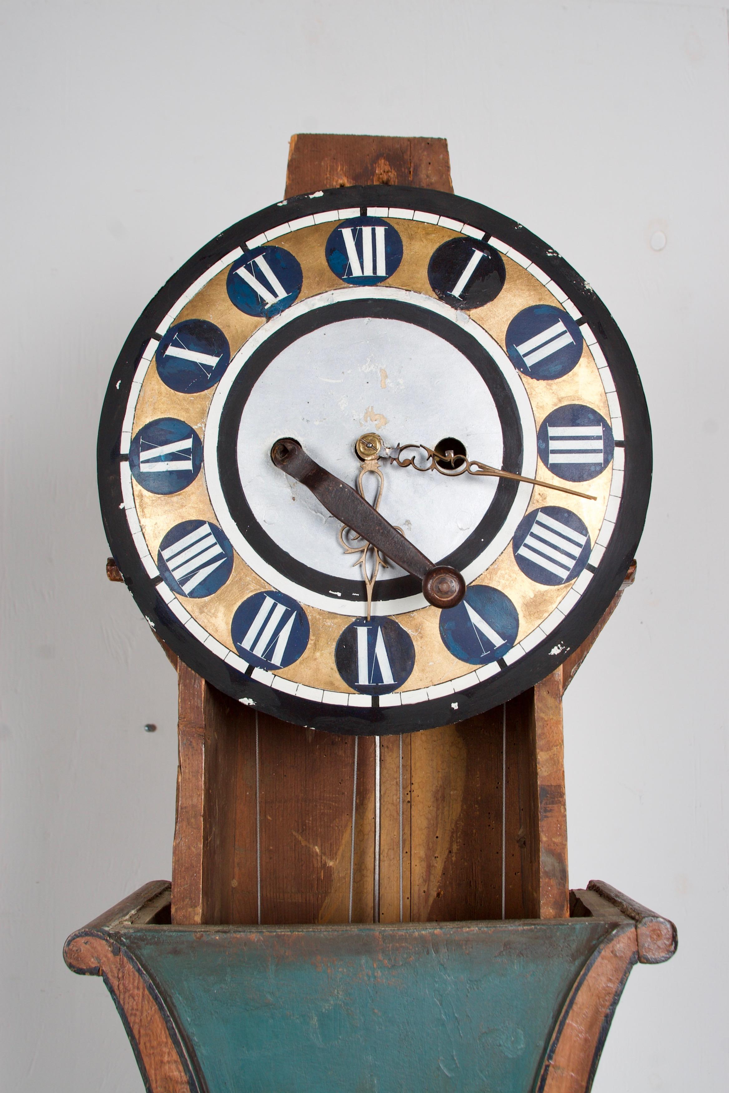 Horloge de parquet suédoise du 19ème siècle, peinte en vente 9