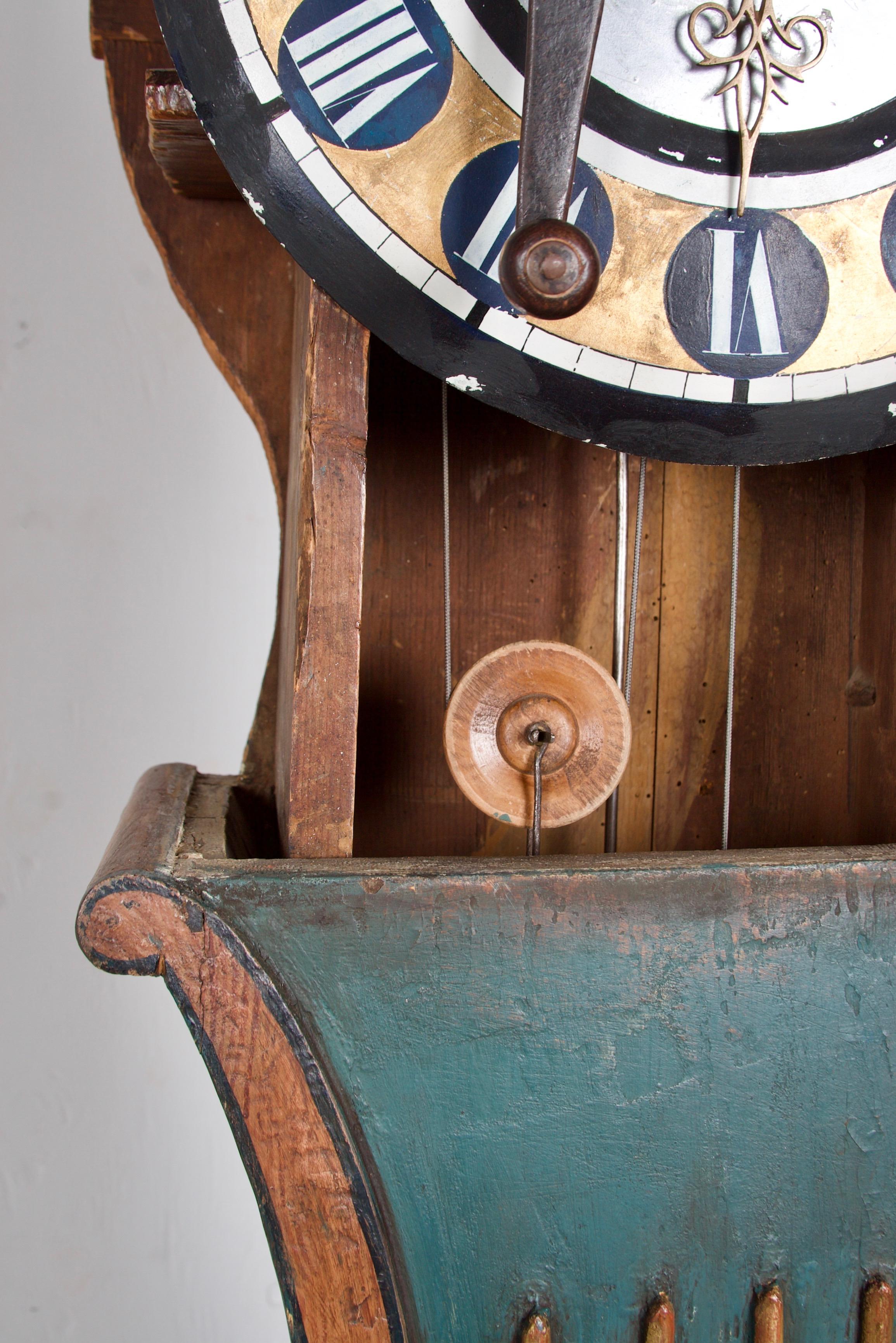 Horloge de parquet suédoise du 19ème siècle, peinte en vente 10