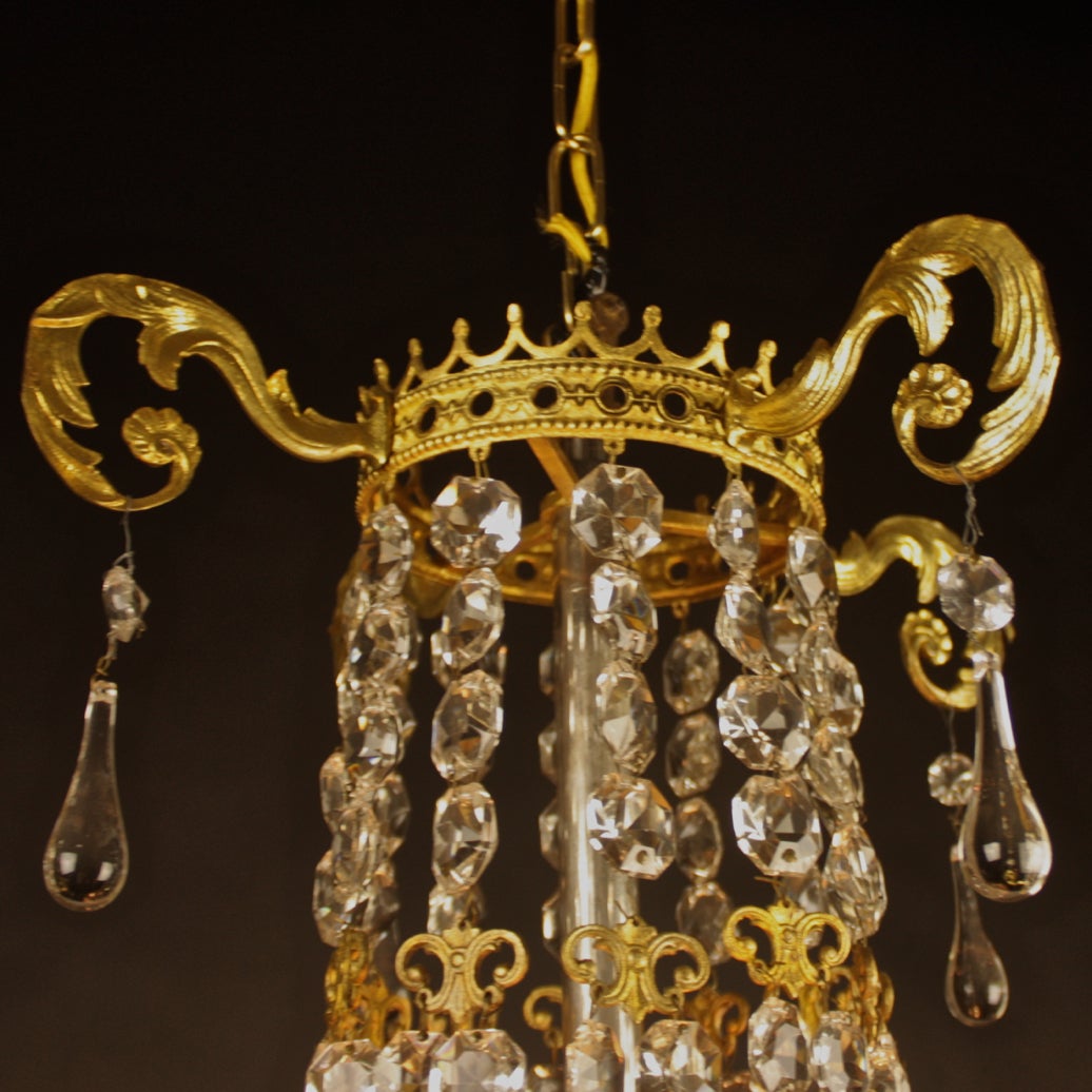 Schwedischer Louis XVI-Kronleuchter aus vergoldeter Bronze mit Tasche und Zelt aus Kristallglas, 19. Jahrhundert (Facettiert) im Angebot