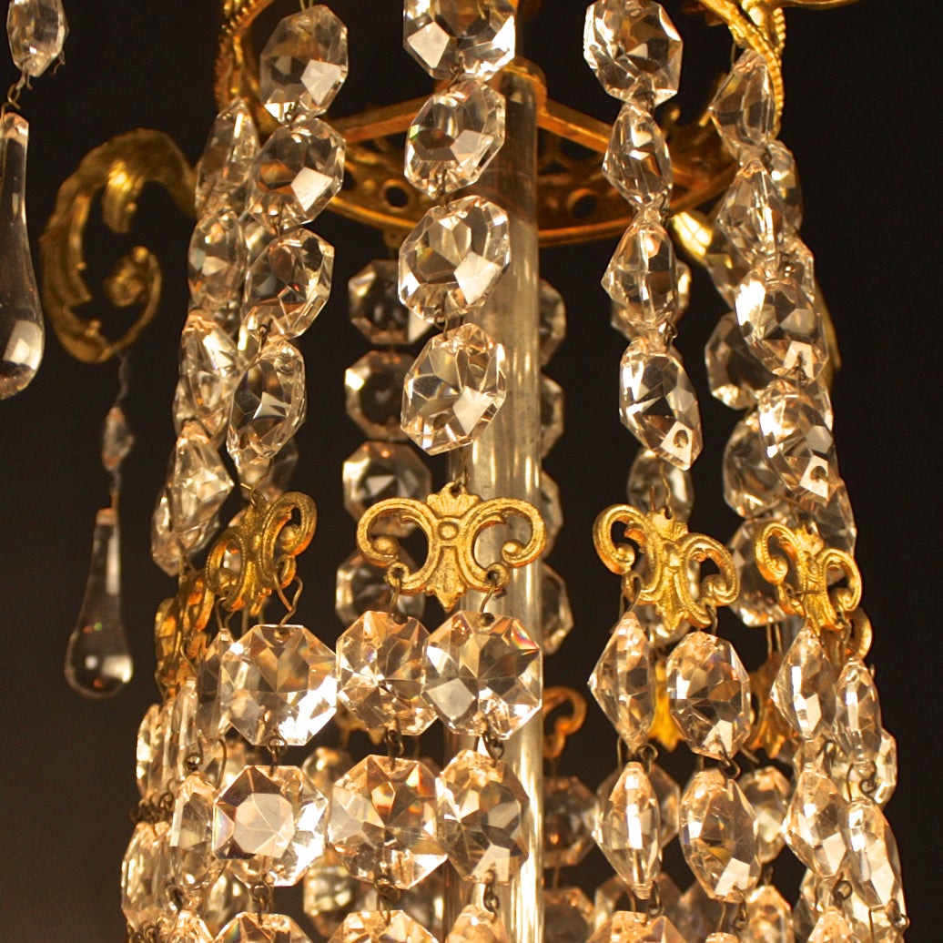 Schwedischer Louis XVI-Kronleuchter aus vergoldeter Bronze mit Tasche und Zelt aus Kristallglas, 19. Jahrhundert im Zustand „Gut“ im Angebot in Berlin, DE