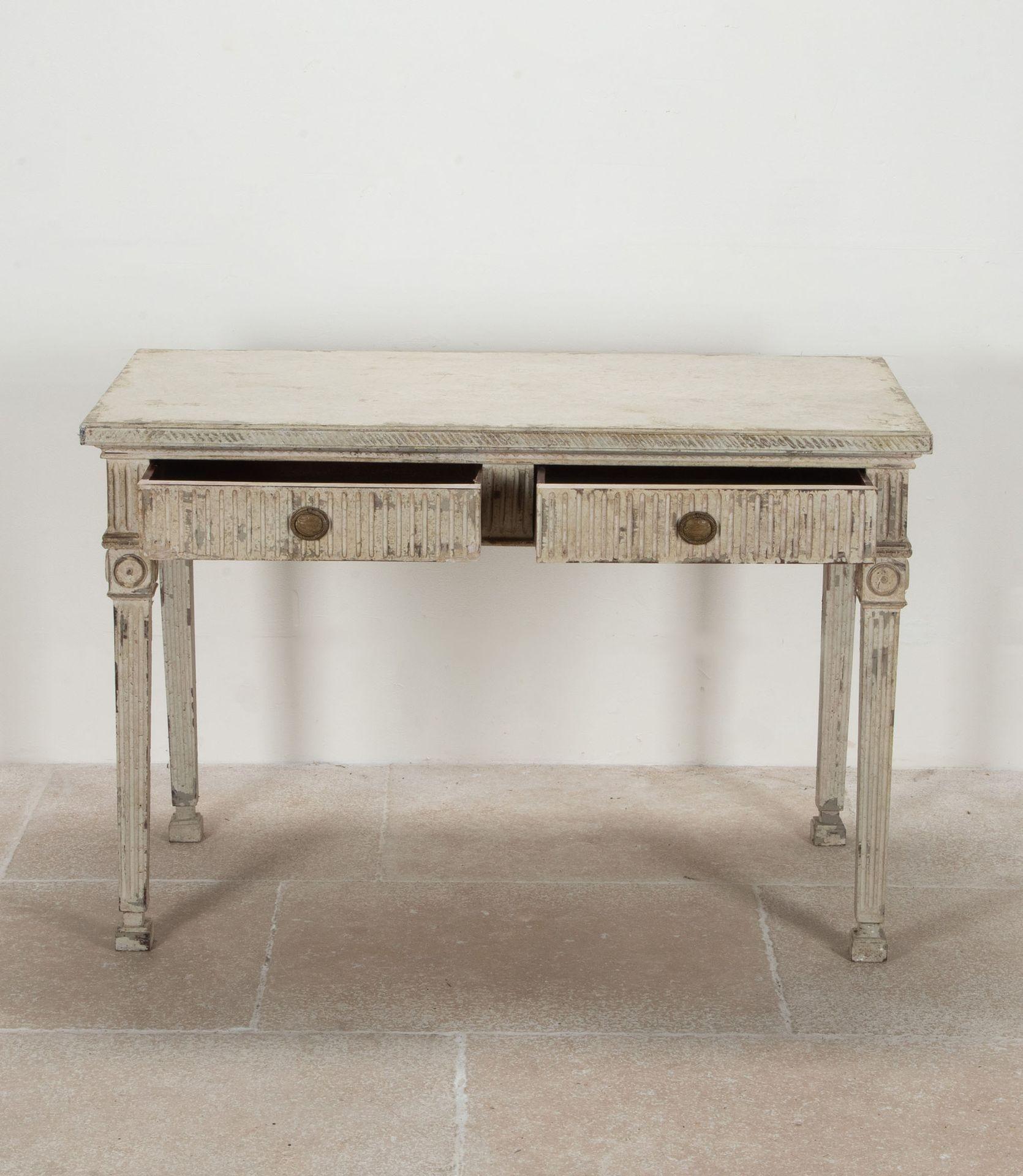 Versatile tavolino svedese del XIX secolo con due cassetti. 
Favoloso pezzo con dettagli neoclassici Luigi XVI.
Può essere utilizzato anche come toletta o scrivania.