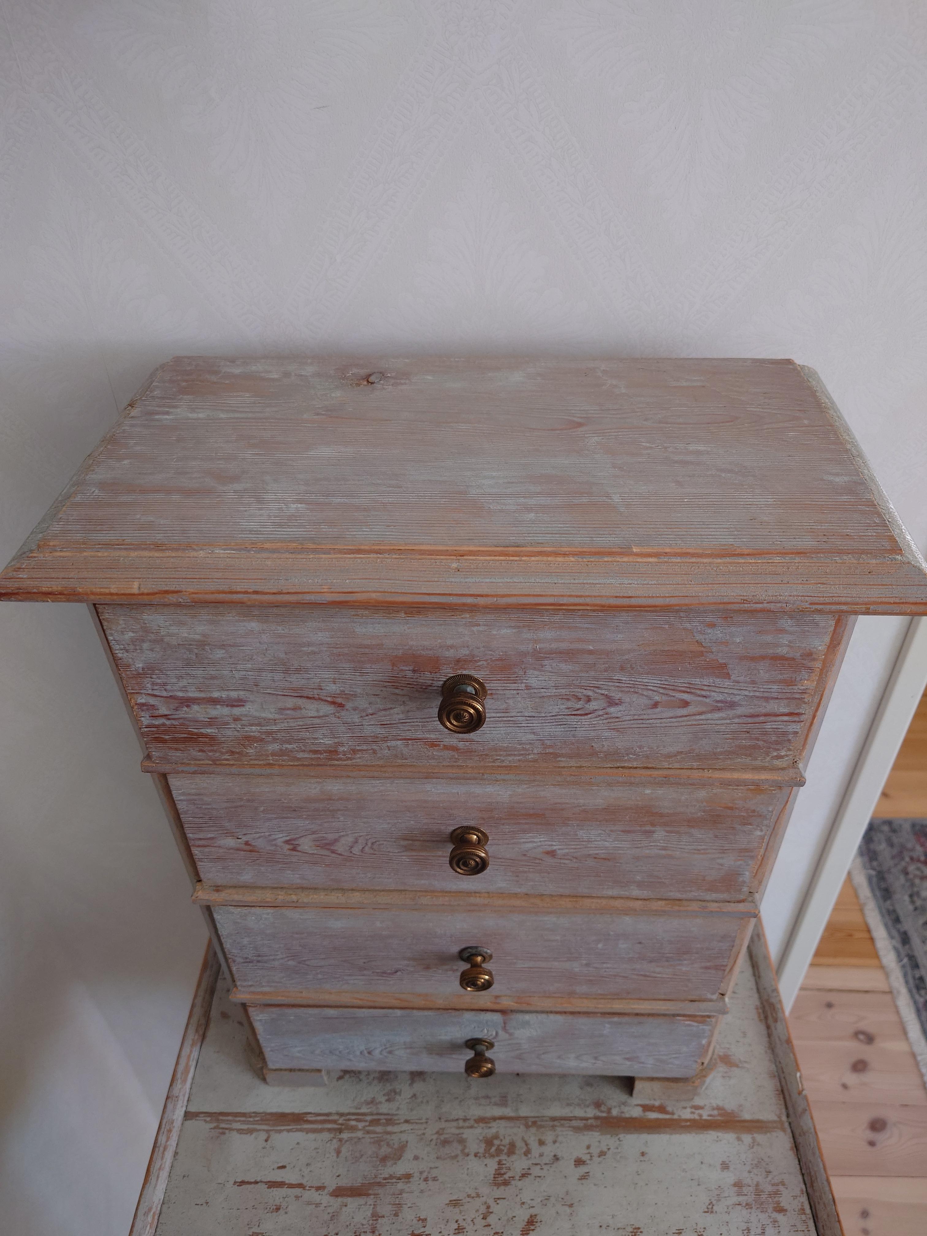 Original bemalte skandinavische Miniaturkommode aus Luleå Norrbotten, Nordschweden
Diese kleine Miniatur  Die Kommode Gustavian mit 4 Schubladen kann perfekt als Aufbewahrungsort für kleine Gegenstände im Schlafzimmer oder im Flur zur Aufbewahrung