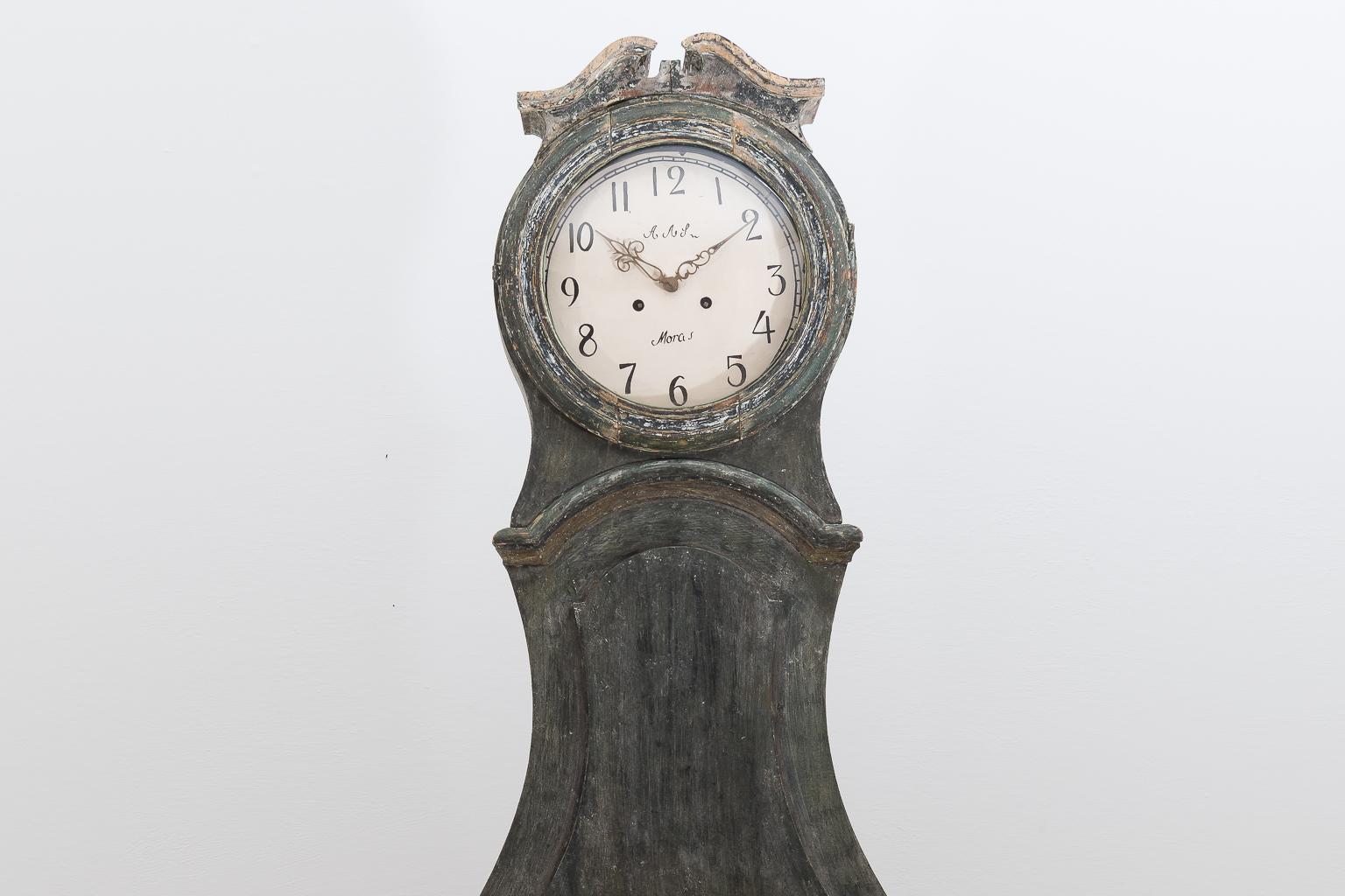 Unusually small Mora clock that has been dry scraped to original paint. Manufactured in Mälardalen, Sweden, circa 1820.

The clock comes with the original clockwork, two iron weights and pendulum. The clockwork has not been serviced and is sold as