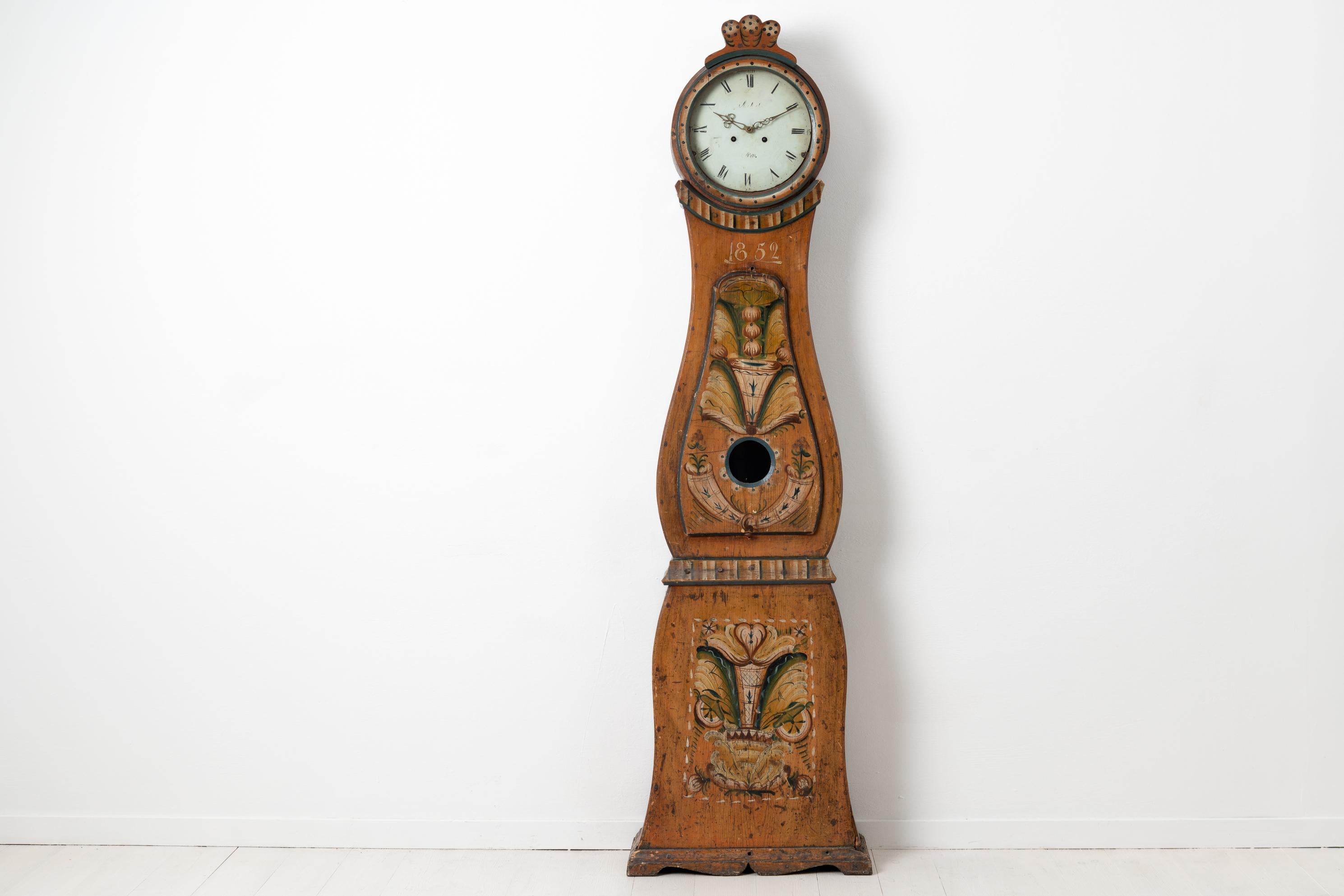 Classic Swedish Mora clock made in painted pine. The clock is from Hälsingland and has a simple model with rococo shapes. The paint is the original first layer which has remained untouched since 1852. It only has natural wear and an authentic patina