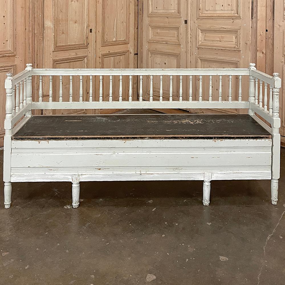 19th Century Swedish Neoclassical Painted Bench ~ Trundle Bed ist eine erstaunliche Annäherung an Zweckmäßigkeit mit Stil!  Der neoklassizistische Einfluss im Design ist leicht erkennbar, mit einem geradlinigen Gehäuse, das von sechs gedrechselten