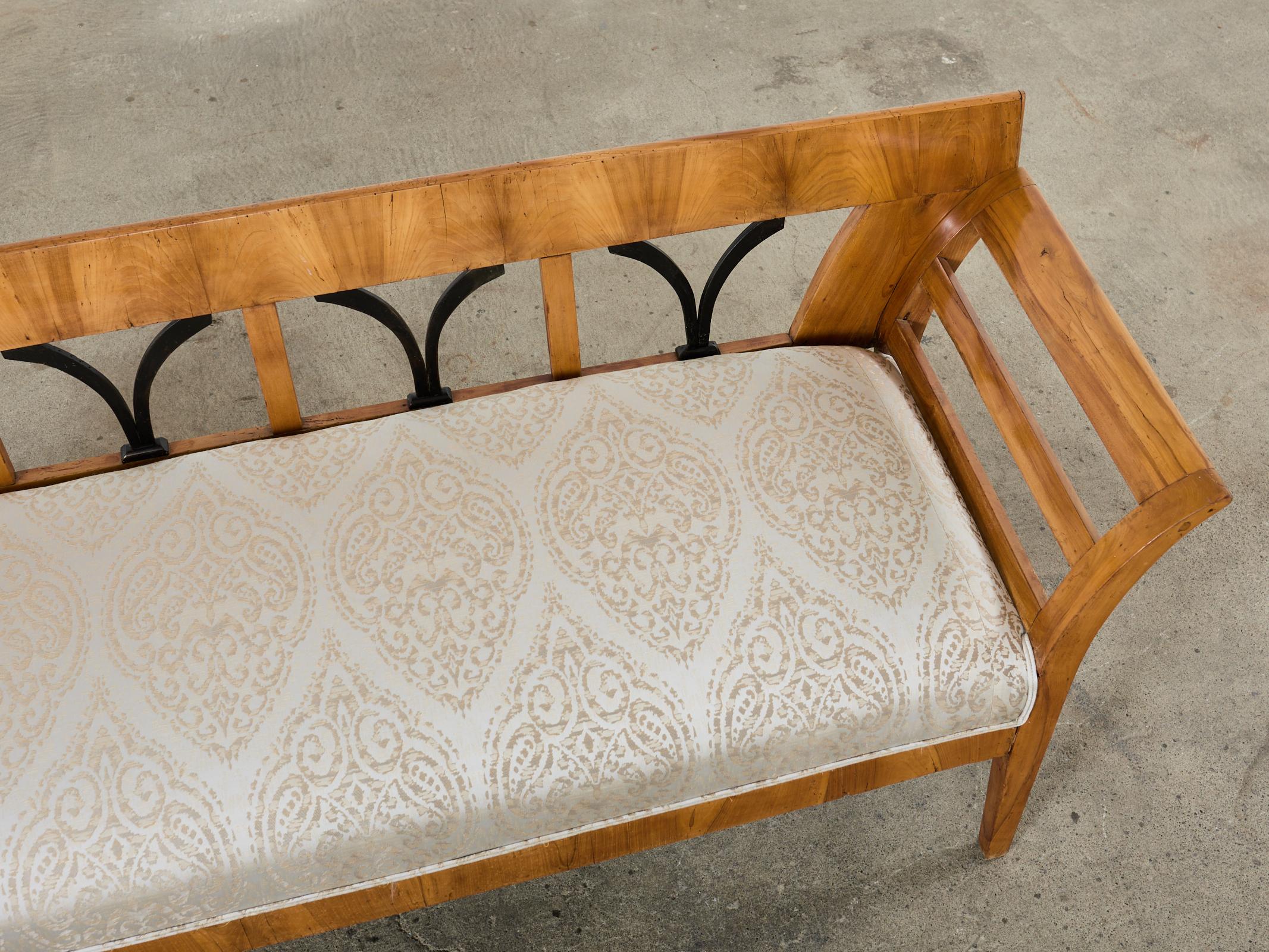 Asiento de banco de chapa de abedul de estilo neoclásico sueco del siglo XIX Tela en venta