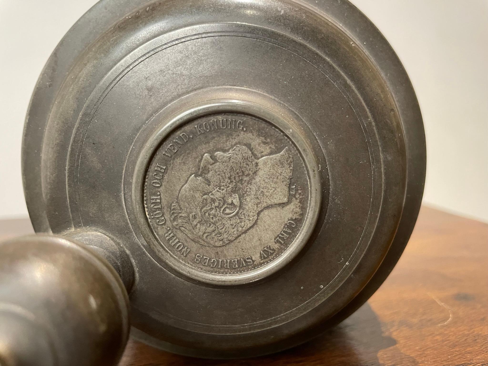 Schwedisches Tankard aus Eiche und Zinn des 19. Jahrhunderts mit König Carl XV.- Münze im Angebot 6