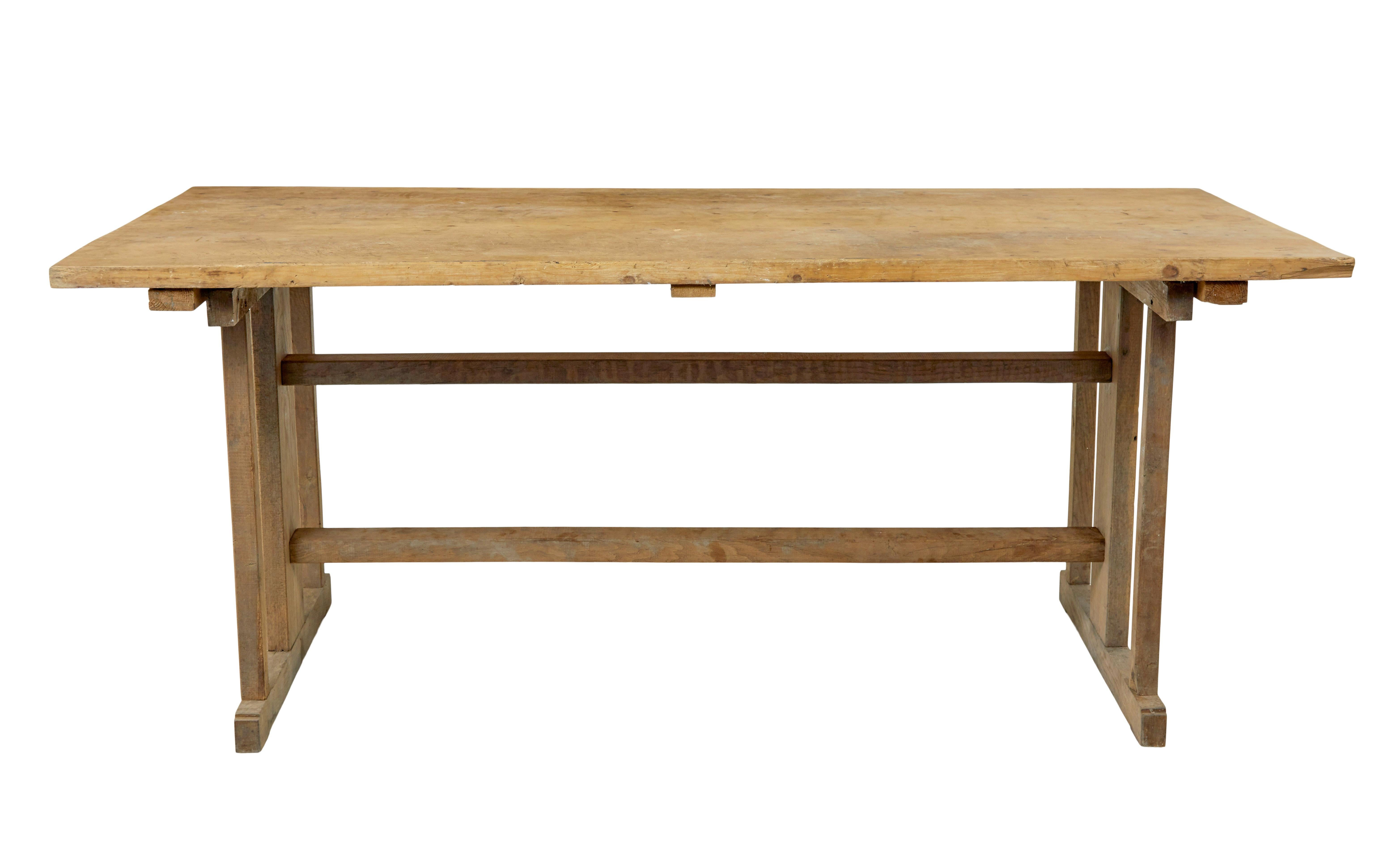 Table à tréteaux suédoise en chêne et en pin du XIXe siècle, vers 1880.

Fantastique pièce de mobilier rustique suédois.  Plateau épais en pin à trois planches qui a conservé sa couleur et sa patine d'origine, reposant sur un tréteau en chêne