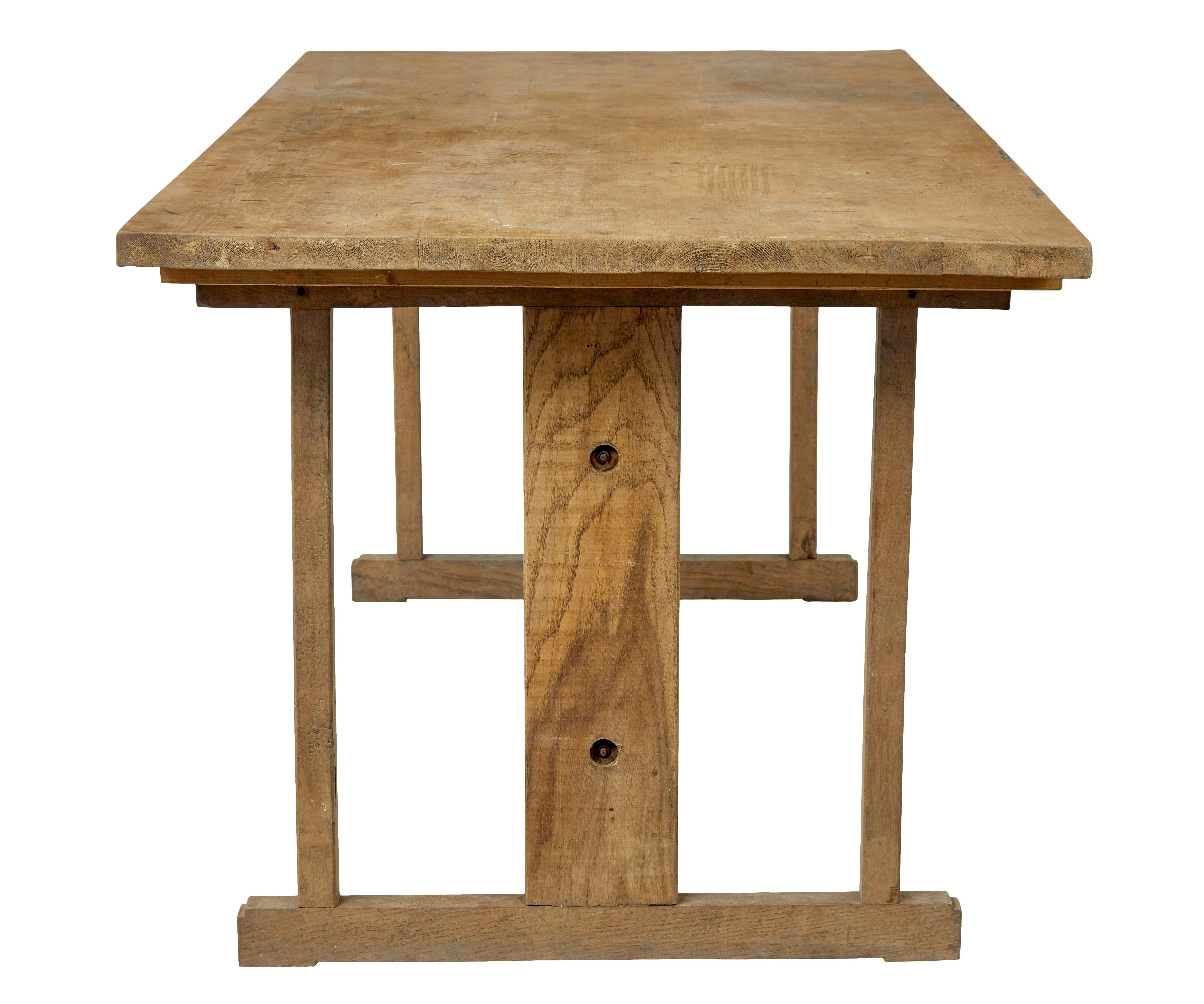 Rustique Table à tréteaux suédoise en chêne et pin du 19e siècle en vente