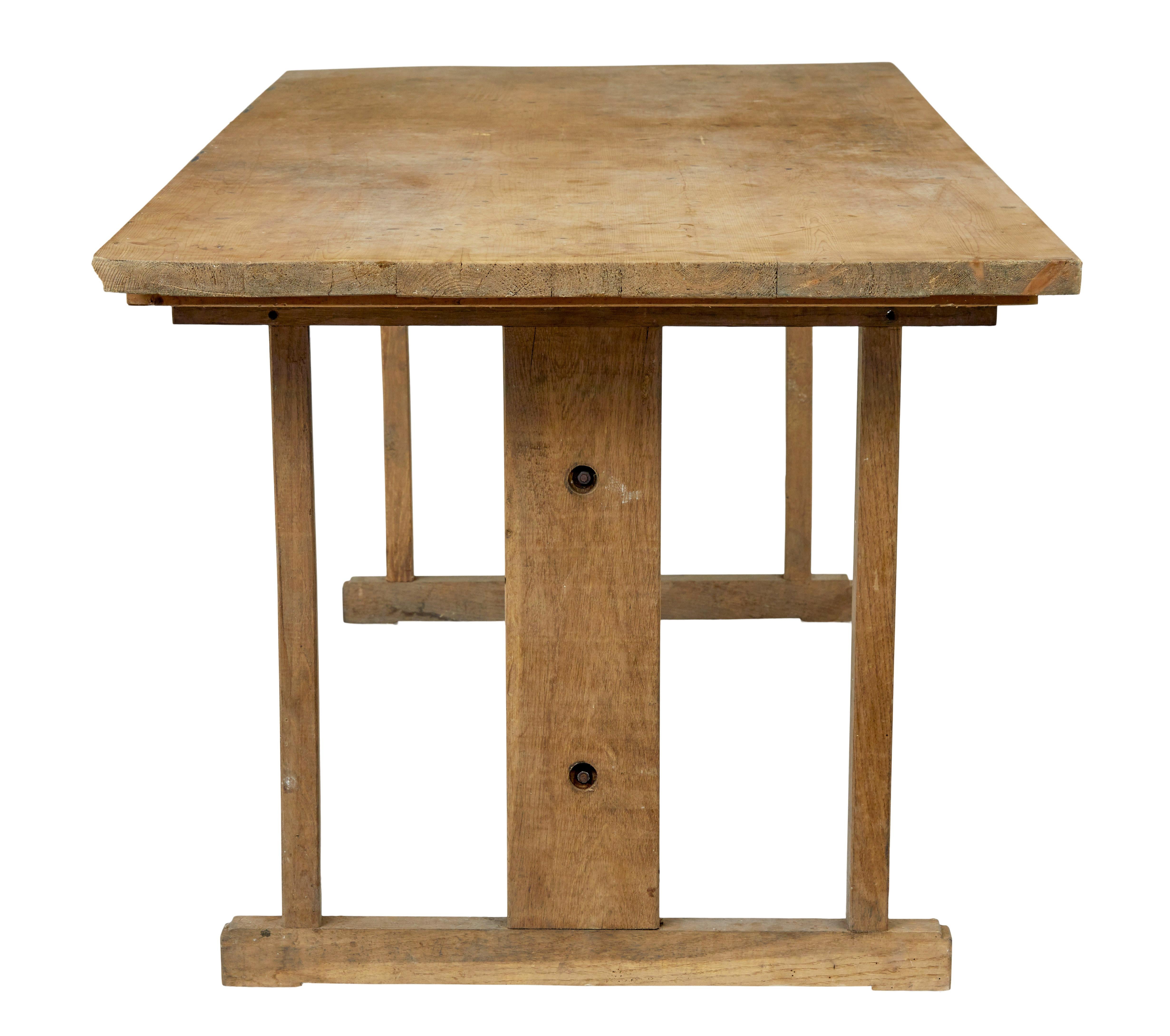 Sculpté à la main Table à tréteaux suédoise en chêne et pin du 19e siècle en vente