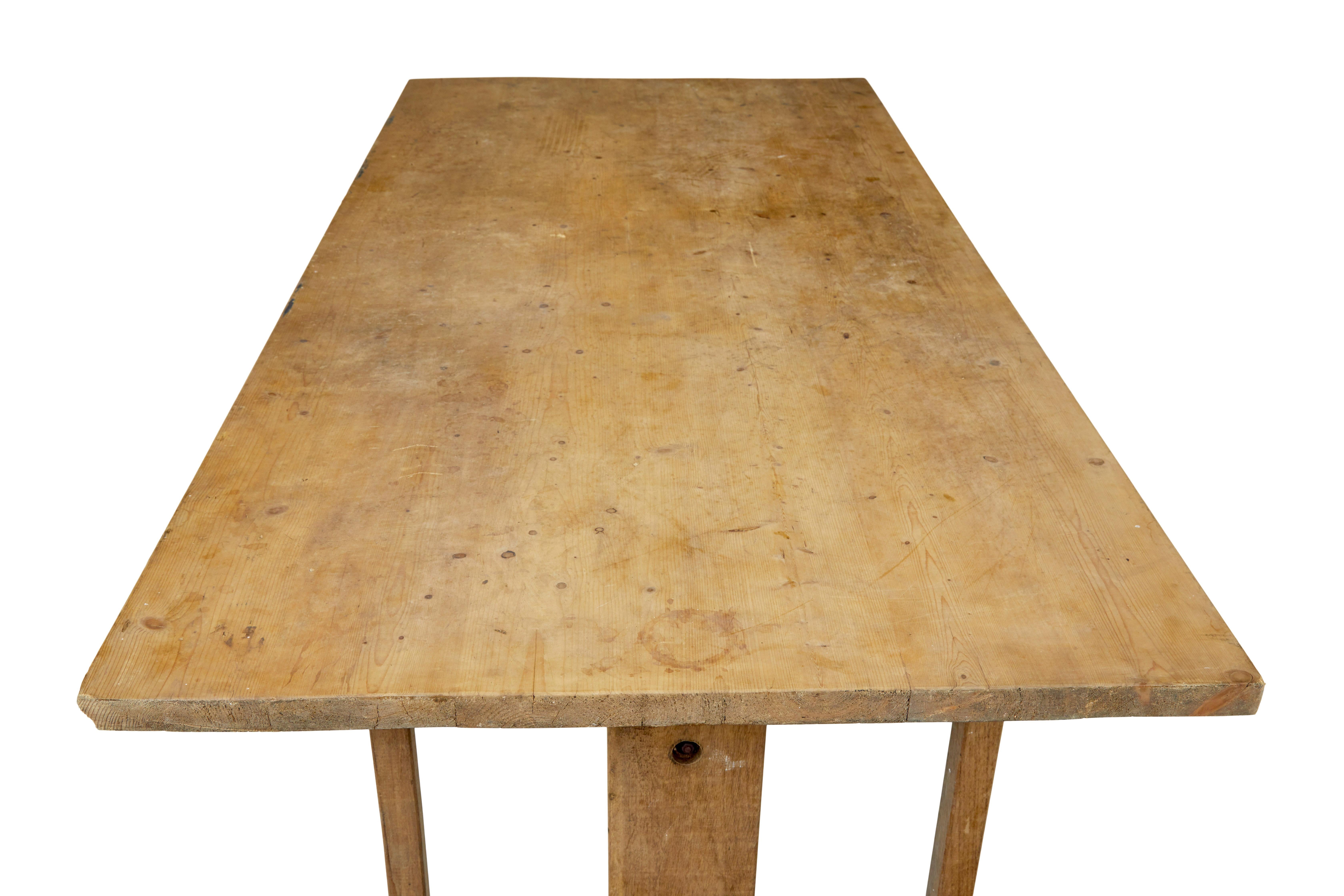 Table à tréteaux suédoise en chêne et pin du 19e siècle Bon état - En vente à Debenham, Suffolk