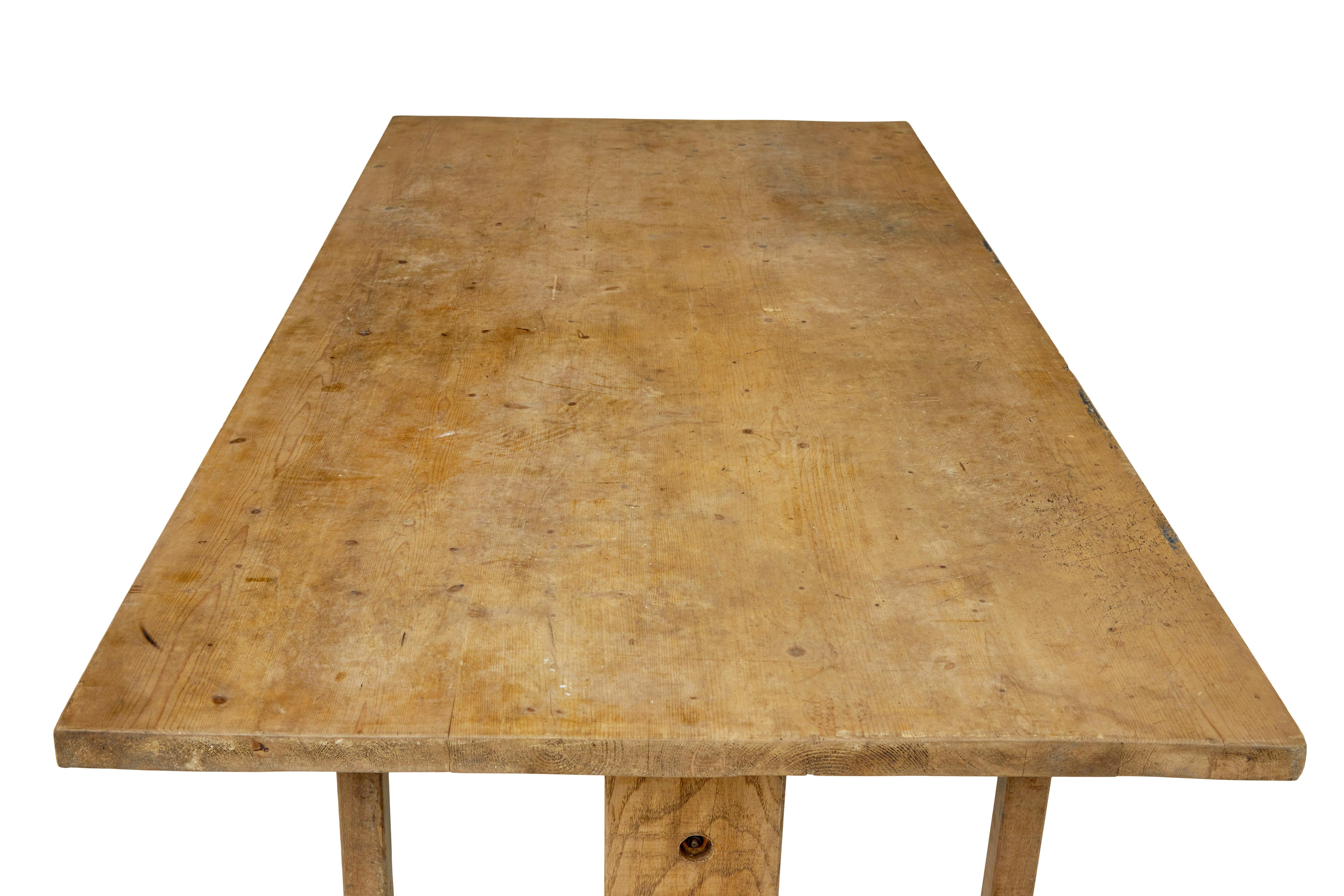 XIXe siècle Table à tréteaux suédoise en chêne et pin du 19e siècle en vente