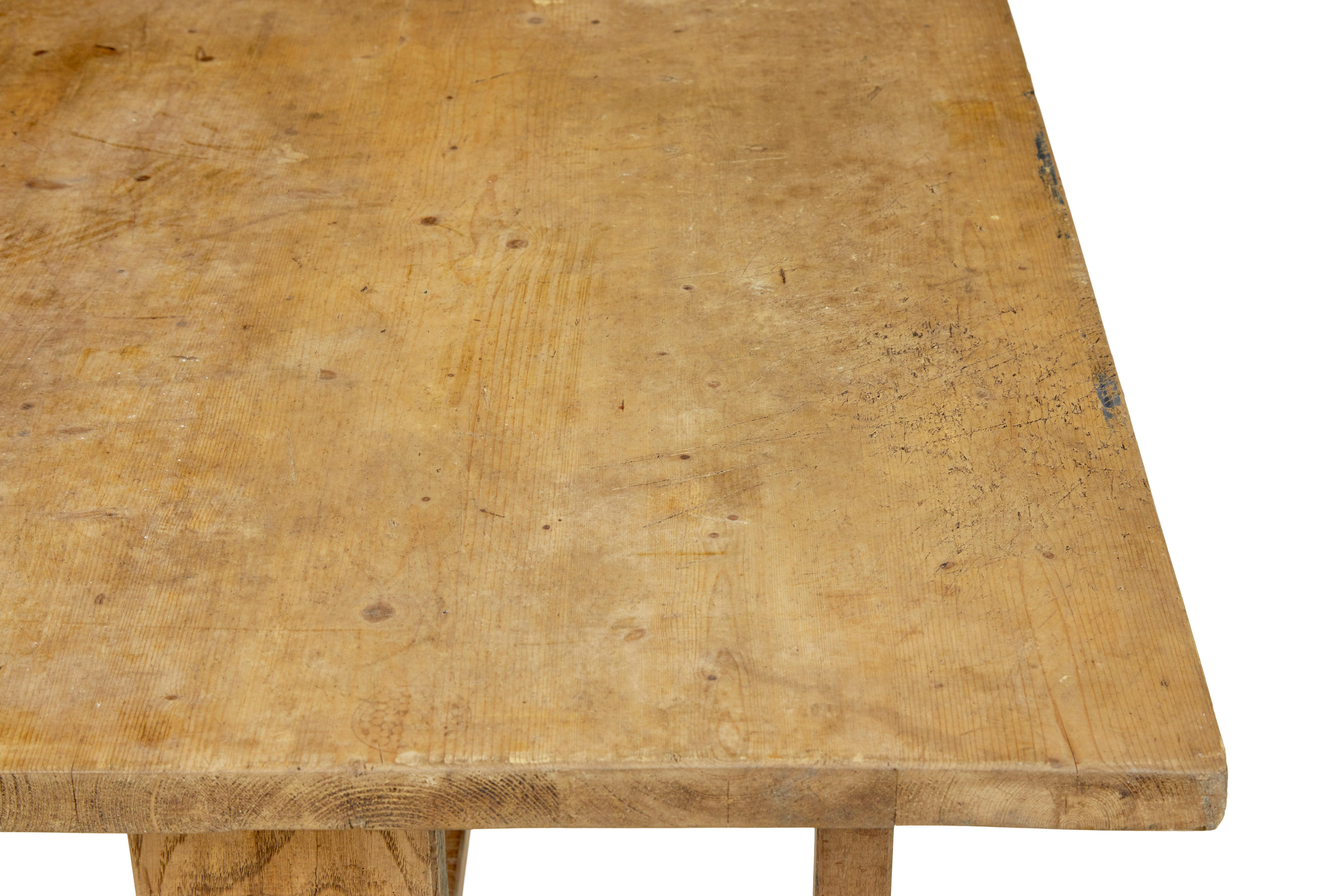 Chêne Table à tréteaux suédoise en chêne et pin du 19e siècle en vente