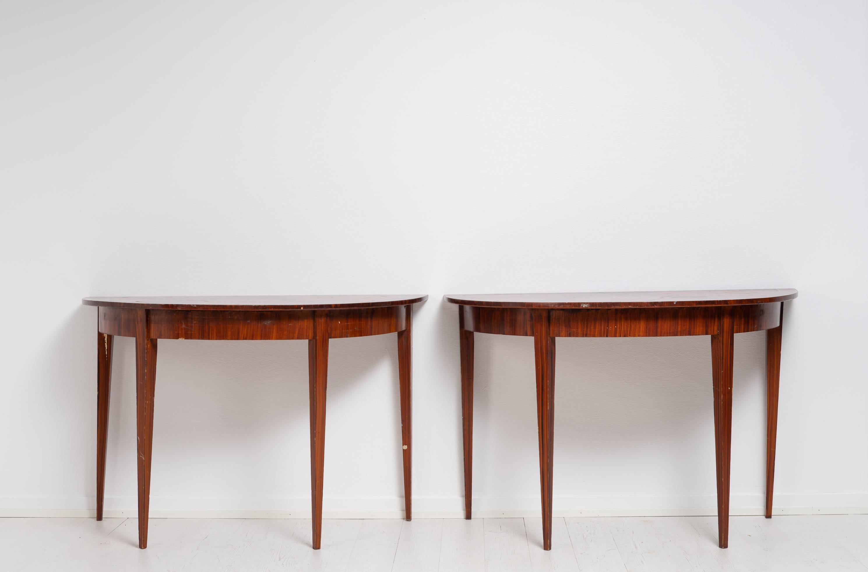 Nordschwedischer Konsol- oder Demi-Lune-Tisch in einem etwas ungewöhnlichen Modell, bei dem jede Hälfte vier Beine hat. Hergestellt aus Kiefer mit der originalen Lackierung. Die Tischplatte ist sehr dekorativ, mit einem geometrischen Stern in der