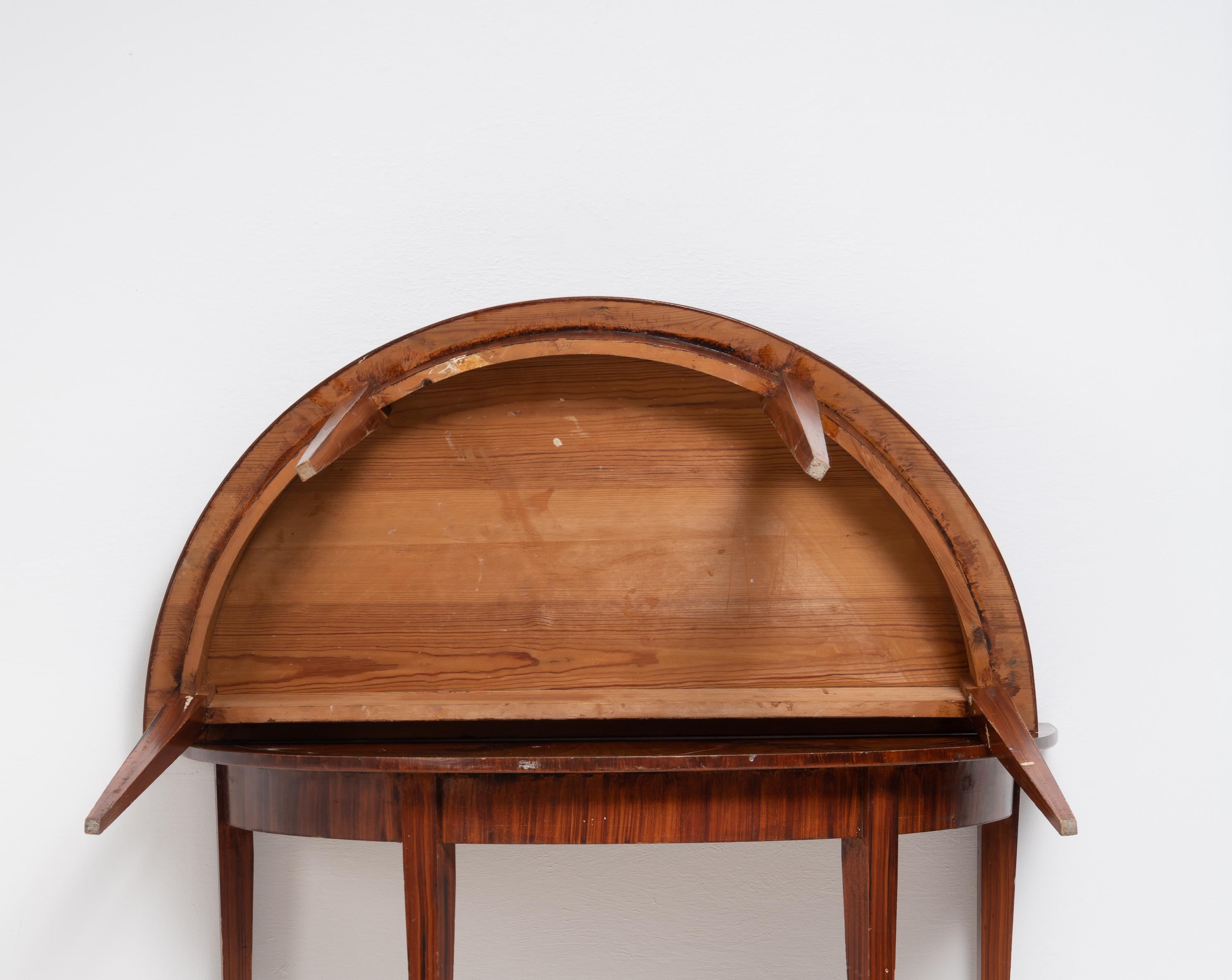 Schwedischer Original Demi-Lune-Tisch aus dem 19. Jahrhundert mit Kunstfarbe im Angebot 3