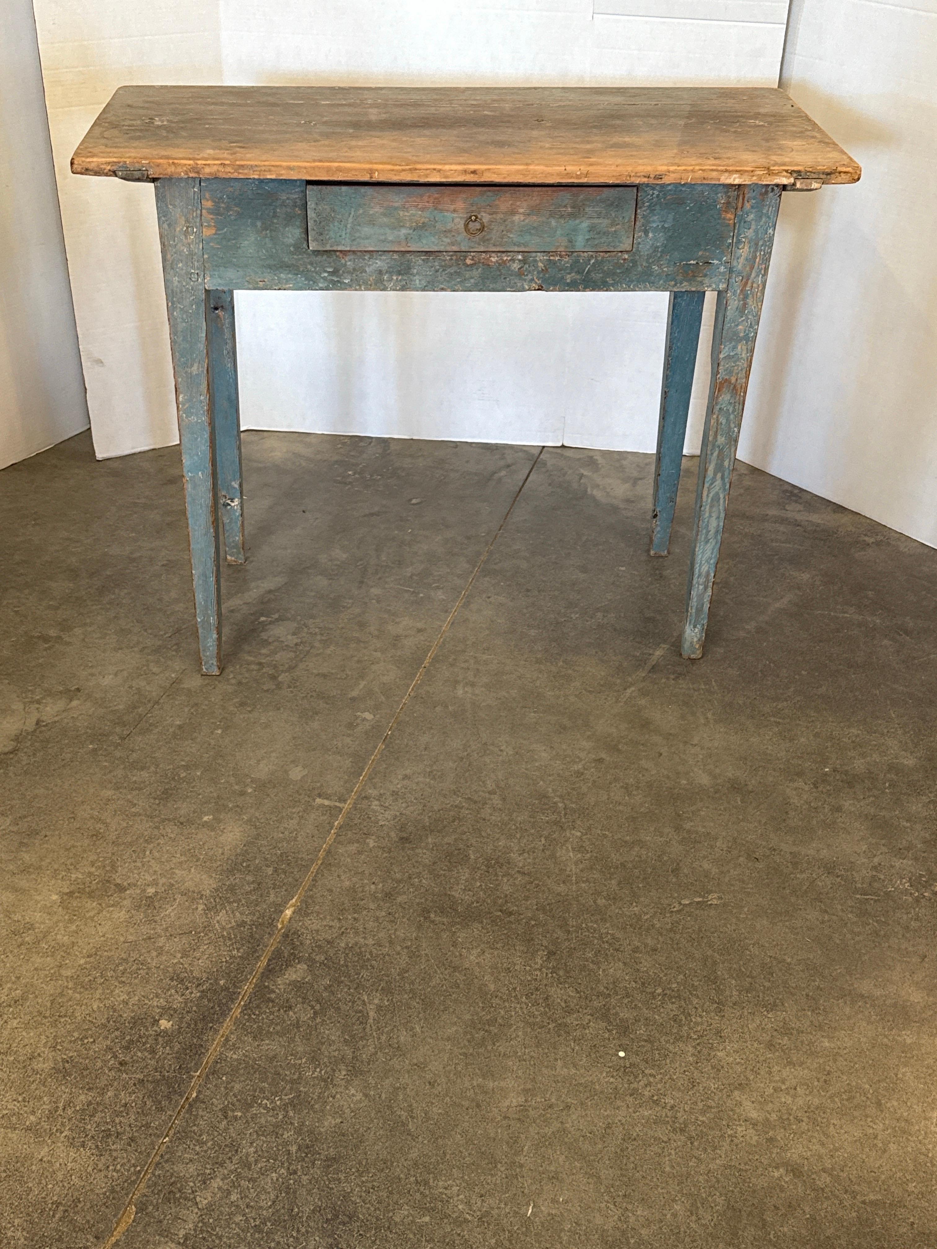 Il s'agit d'une de ces pièces suédoises du XVIIIe siècle difficiles à trouver et qui sont toutes d'origine. 
C'est une petite beauté. Sa peinture d'origine lui donne tout son charme et sa petite taille en fait une table d'appoint idéale. Il a cette