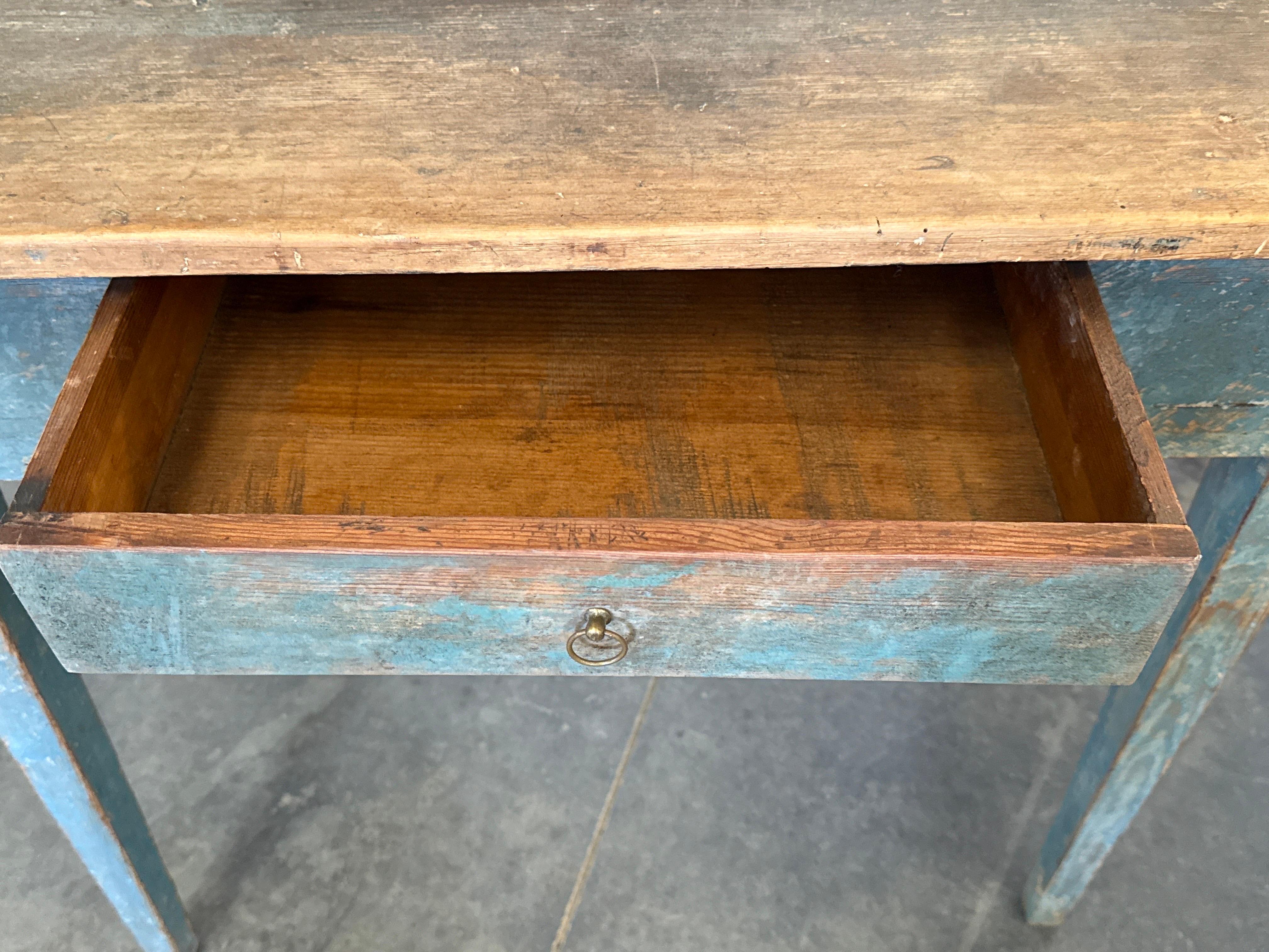 Suédois Table d'appoint à un tiroir peinte d'origine suédoise du XIXe siècle. en vente
