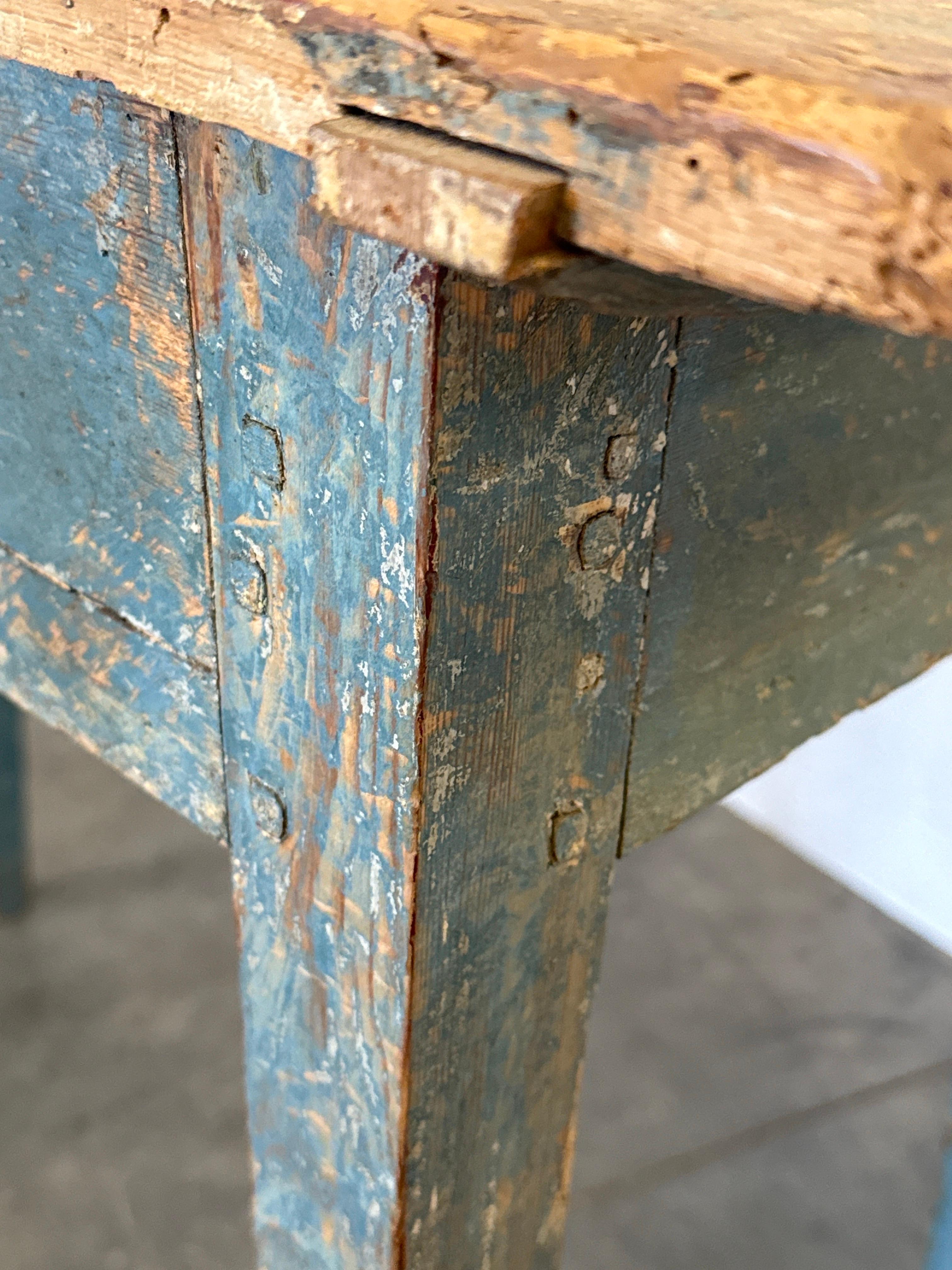 Fait main Table d'appoint à un tiroir peinte d'origine suédoise du XIXe siècle. en vente