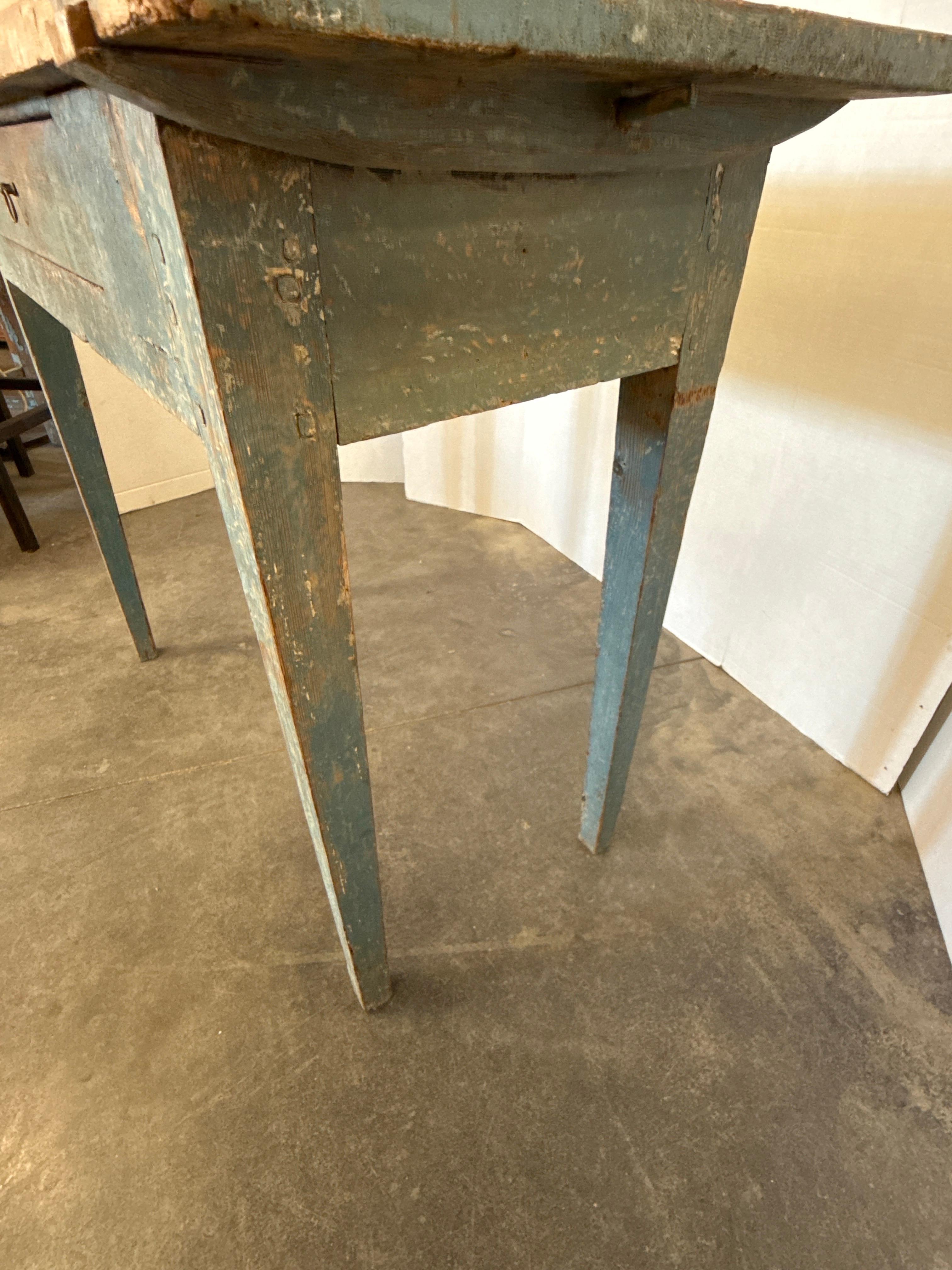 Table d'appoint à un tiroir peinte d'origine suédoise du XIXe siècle. Bon état - En vente à Round Top, TX