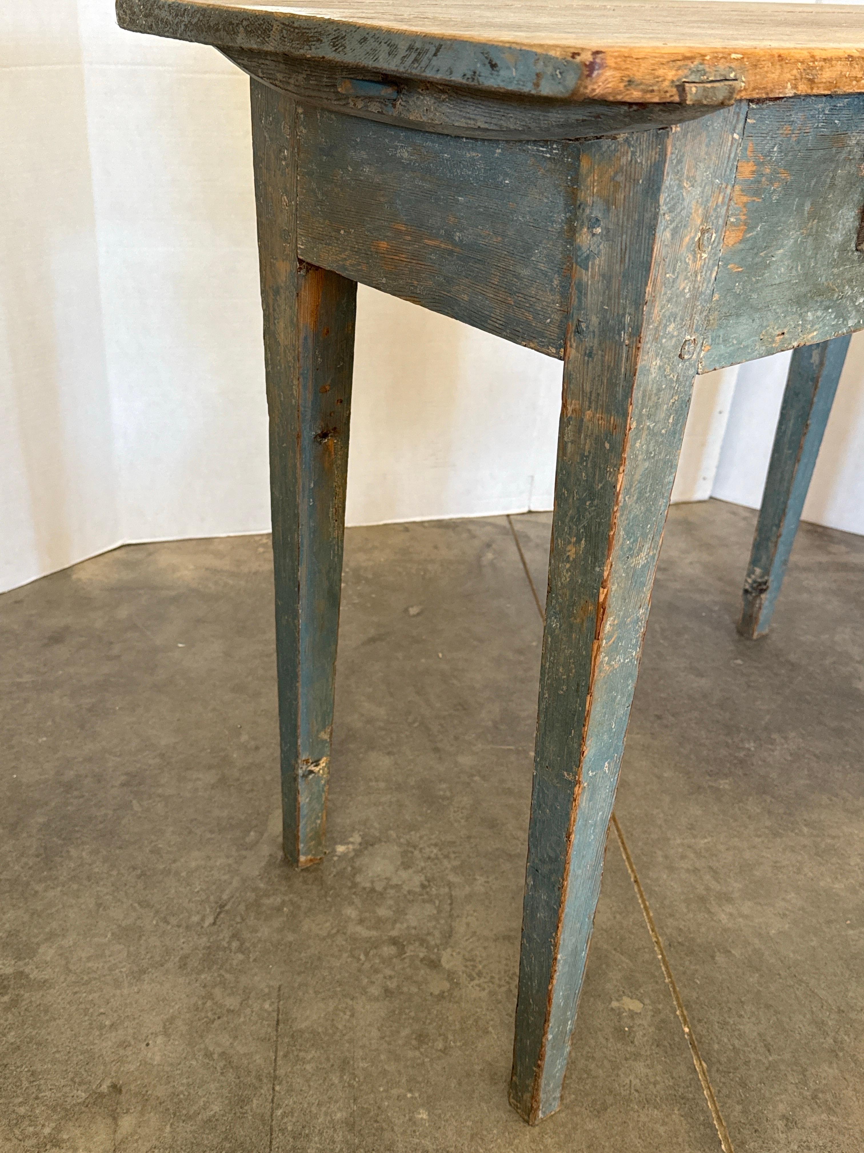 Chêne Table d'appoint à un tiroir peinte d'origine suédoise du XIXe siècle. en vente