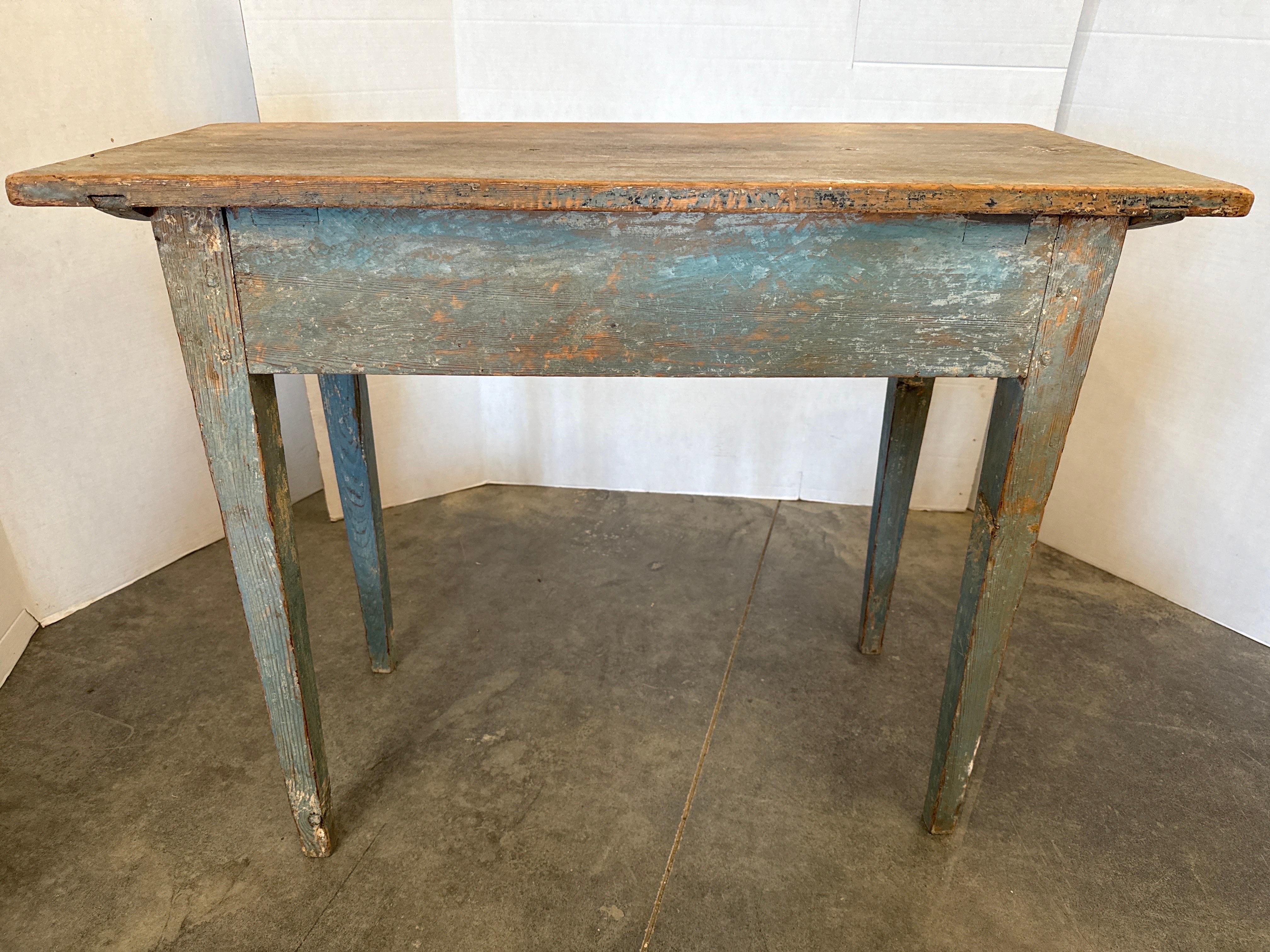 Table d'appoint à un tiroir peinte d'origine suédoise du XIXe siècle. en vente 1