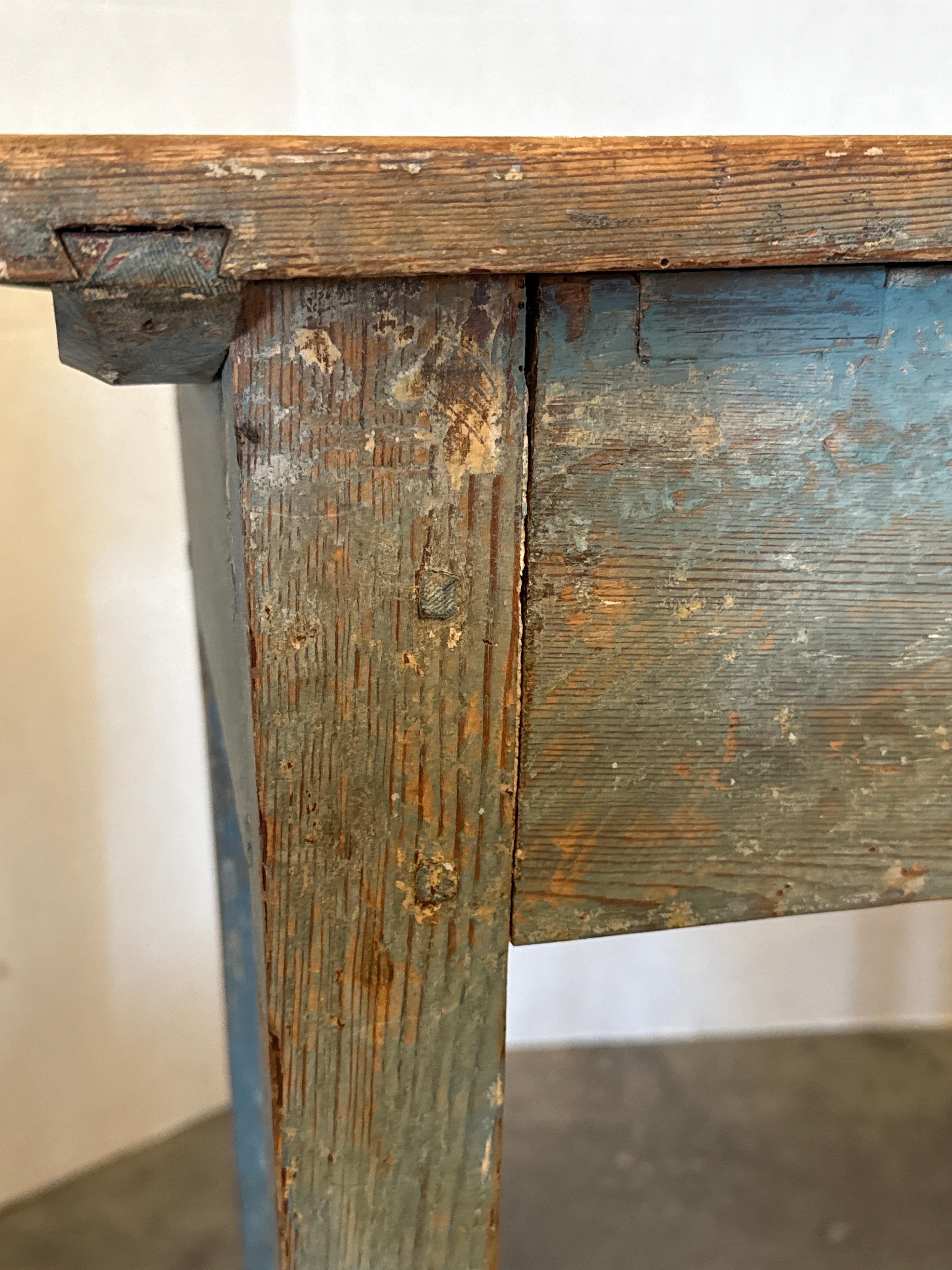 Table d'appoint à un tiroir peinte d'origine suédoise du XIXe siècle. en vente 2