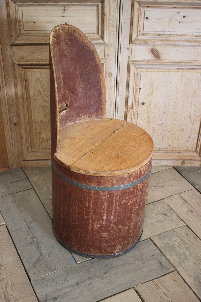 A very charming and retaining the original paint, 19th century, Swedish painted barrel chair.
Floor to seat 49 cm high, Sweden, 19th century.