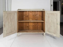 Buffet suédois blanc antique avec portes à panneaux en losange