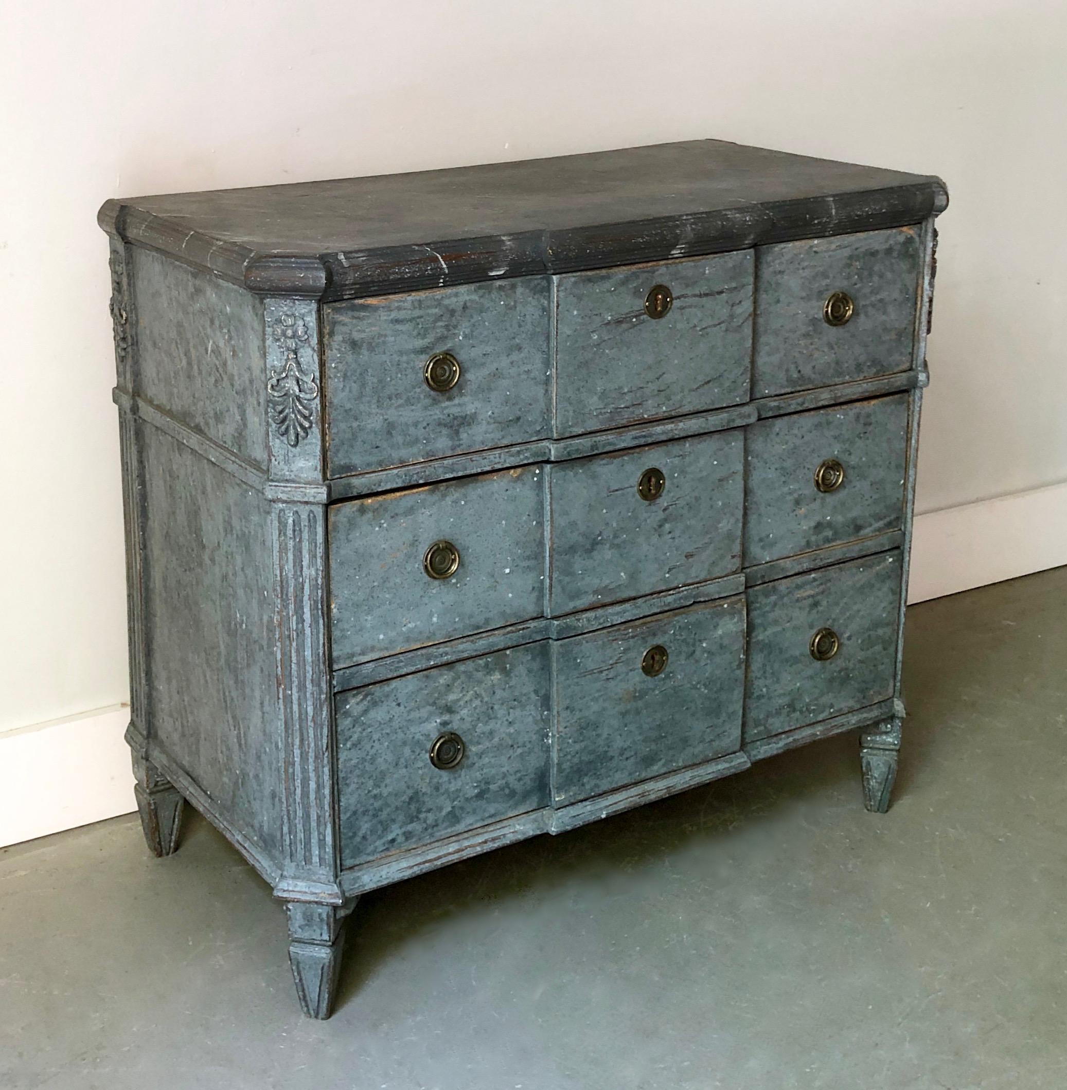 19th century Swedish chest of three drawers with raised panel drawer fronts, canted corners and foliate carvings, shaped marbleized wooden top in re-finished blue.
Surprising pieces and objects, authentic, decorative and rare items. Discover them