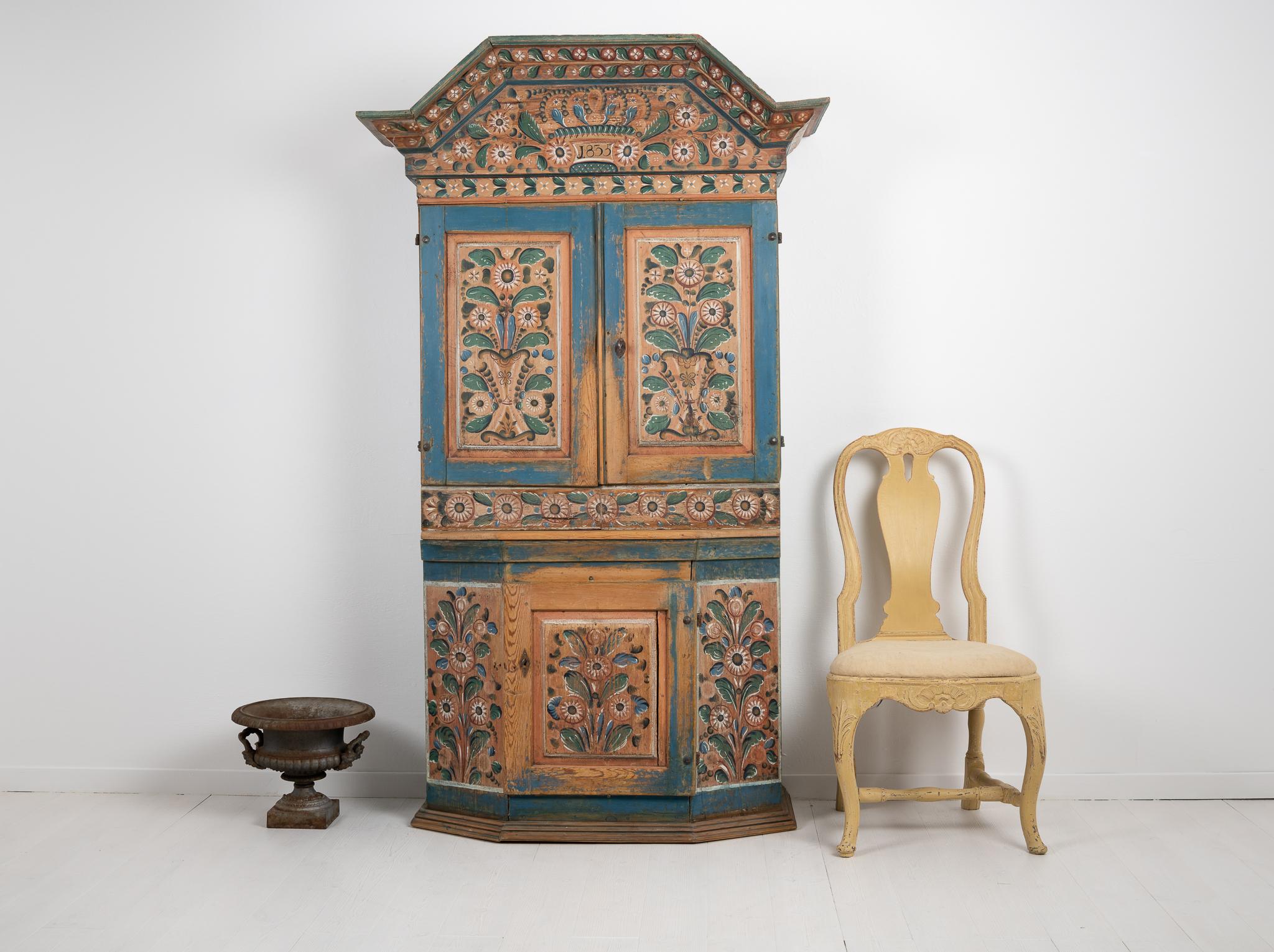 Swedish country cabinet, a so called Kronskåp. The cabinet is genuine painted pine with the original decoration paint from the 1800s. The paint is very intricate and the painter clearly had great attention to detail, this cabinet will draw attention
