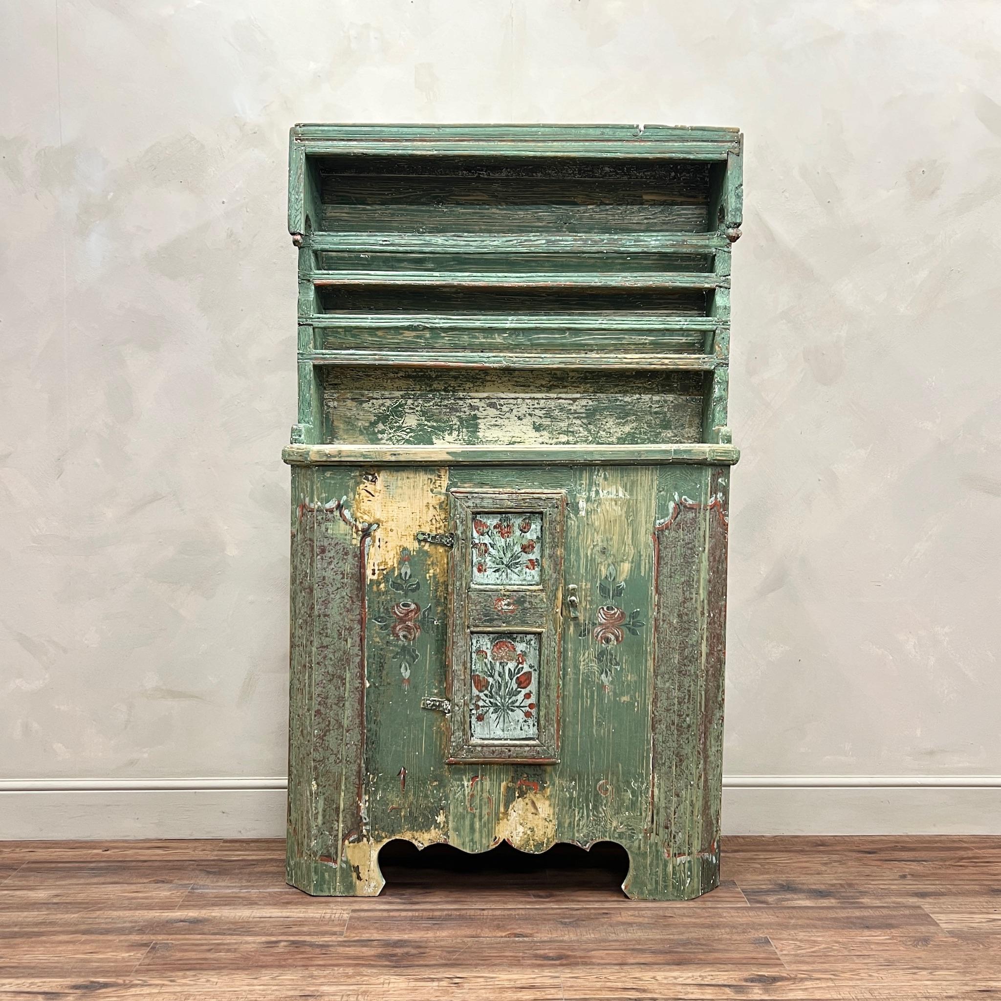 Cassettiera svedese dipinta a secco.
Svezia, circa 1860.
La vernice e le decorazioni originali sono un vero pezzo d'arredamento d'arte popolare. 
Misure 
Altezza: 190 cm
Larghezza: 115 cm
Profondità: 32 cm
Per favore, scrivete un messaggio se avete