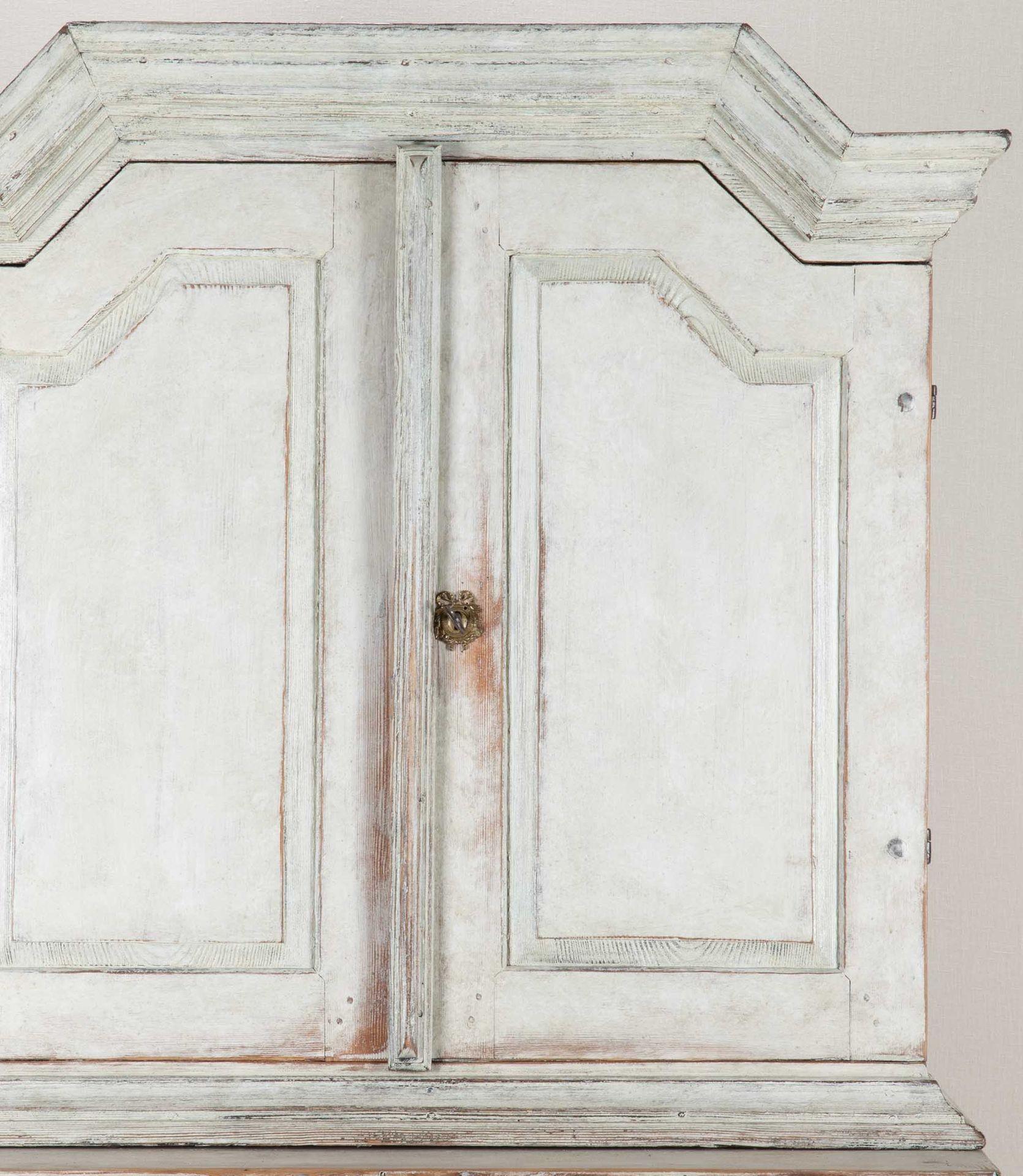 Armario de lino pintado sueco del siglo XIX Pintado en venta