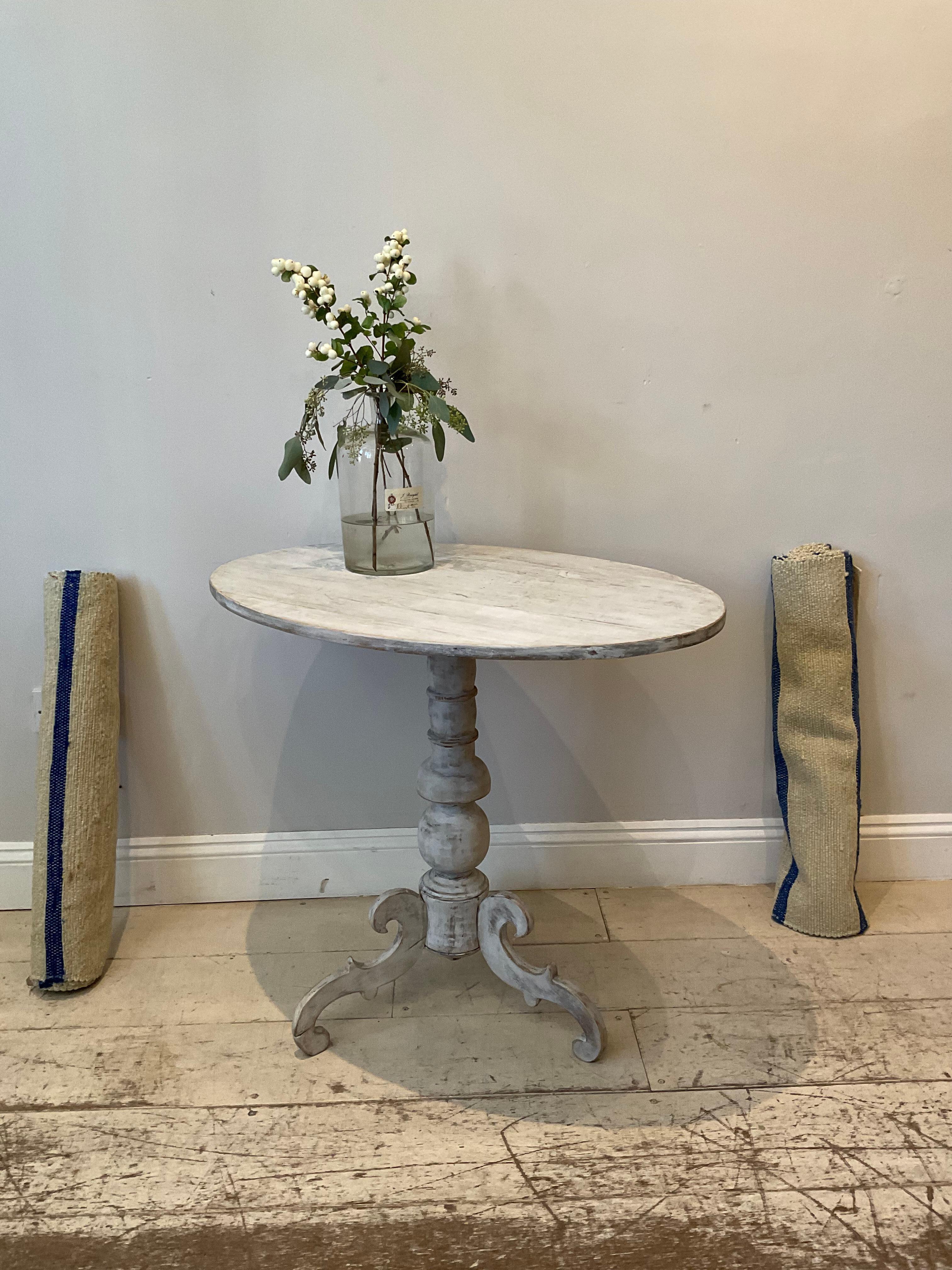 19th Century Swedish Painted Oval Pedestal Base with Scrolled Legs Side Table In Good Condition In London, GB
